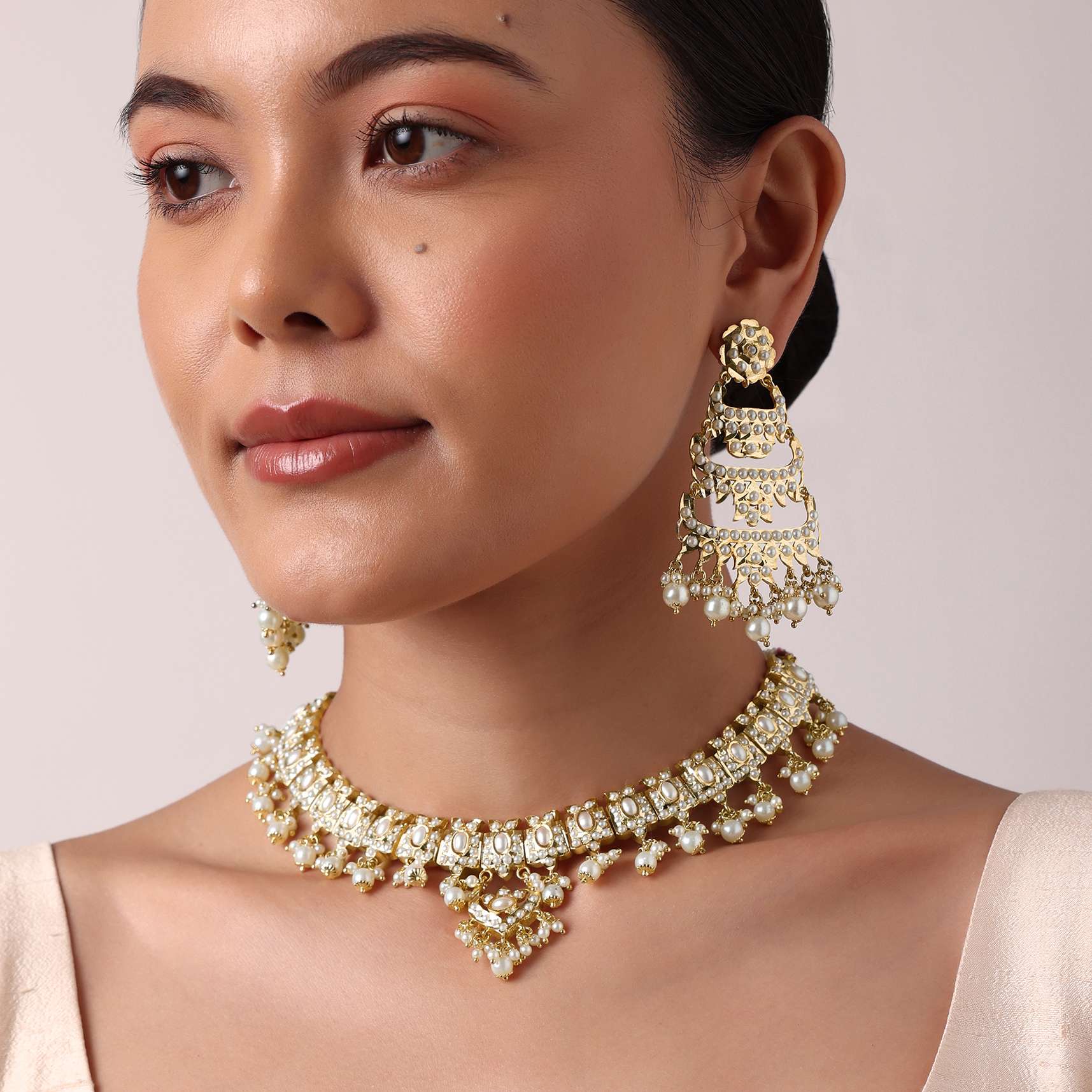 multi_kundan_choker_set_with_tiered_danglers-sg214252_6_039999a3-8306-4f34-8d39-6ae613ec2137.jpg