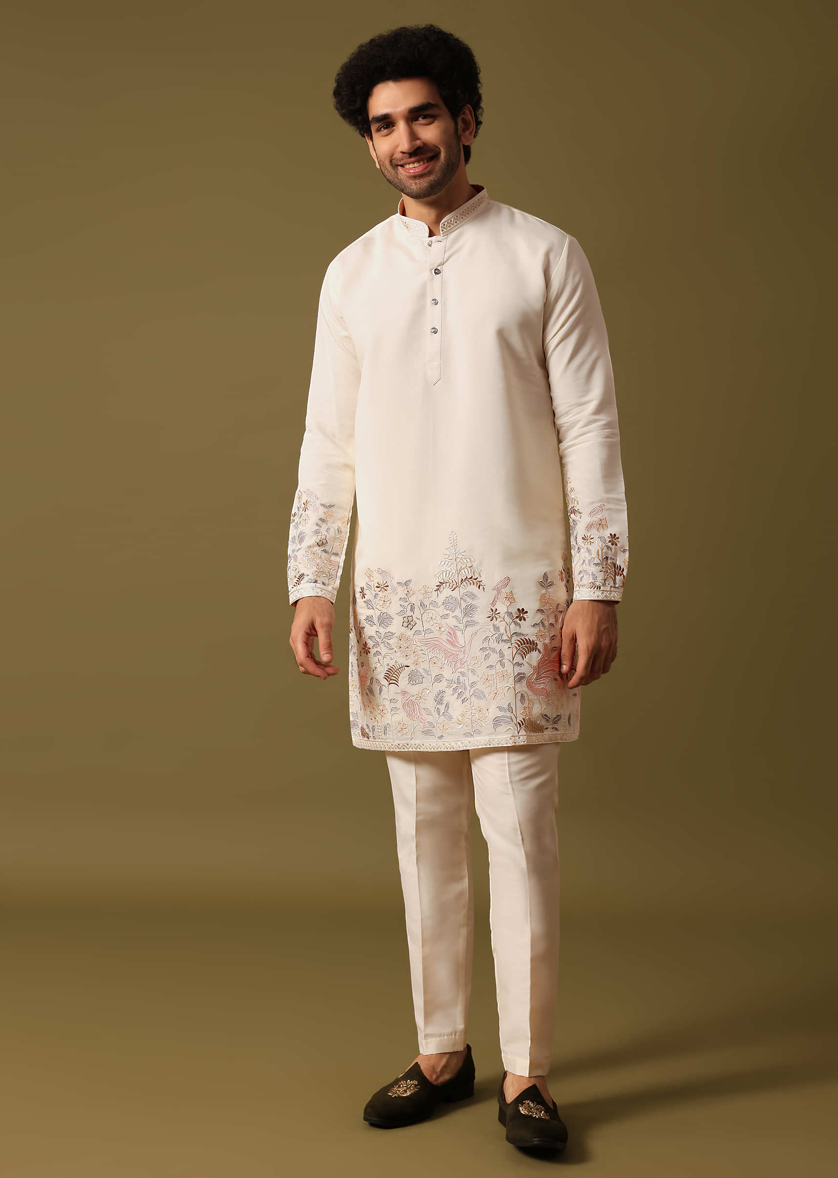 off_white_kurta_set_in_resham_work_for-sg228966_8_78d7383b-780e-48a0-acf9-7f082929b50e.jpg
