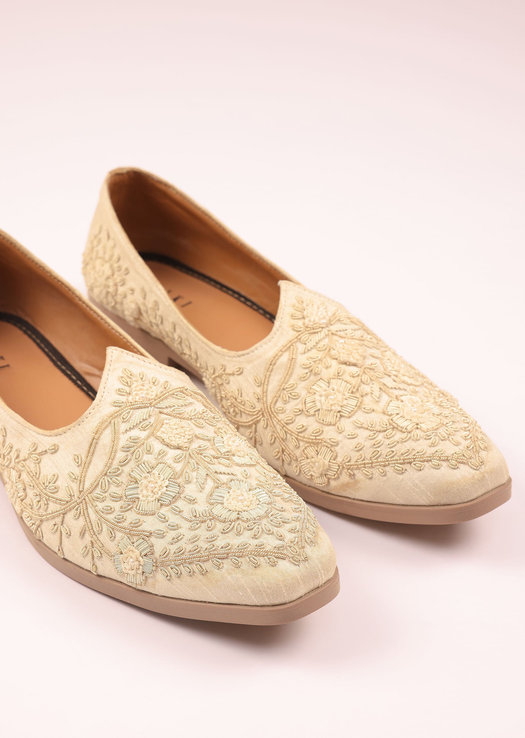 off_white_raw_silk_zardozi_juttis-sg250422_3_97d3212a-3cd4-4cbd-91a3-26746120bf9f.jpg