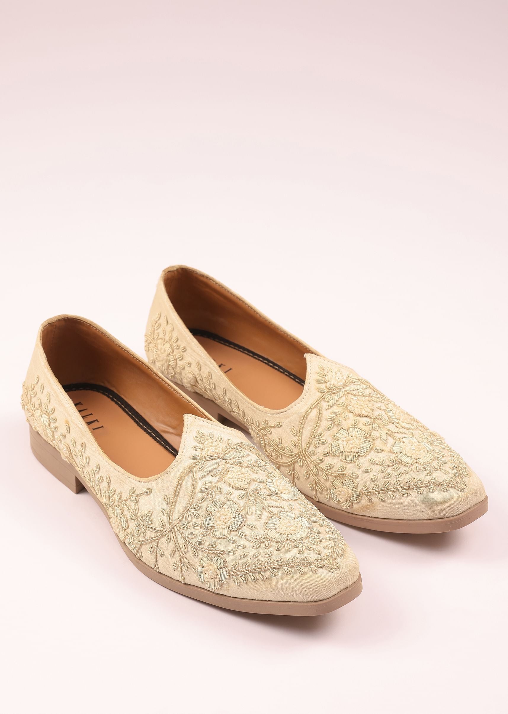 off_white_raw_silk_zardozi_juttis-sg250422_5_a809af8c-4735-4309-9781-dd672b2b38f2.jpg