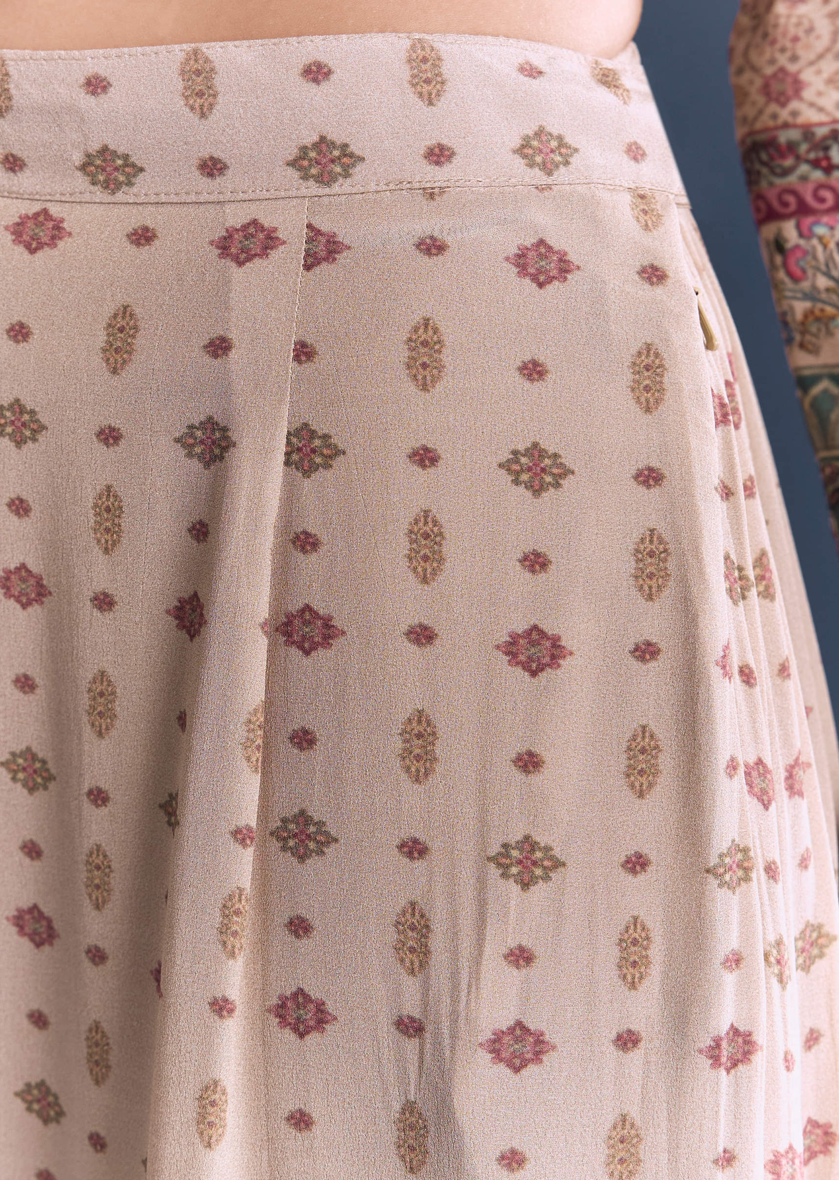 peach-crepe-kurta-set-chic-with-indie-print-and-zari-work-sg345160-6.jpg