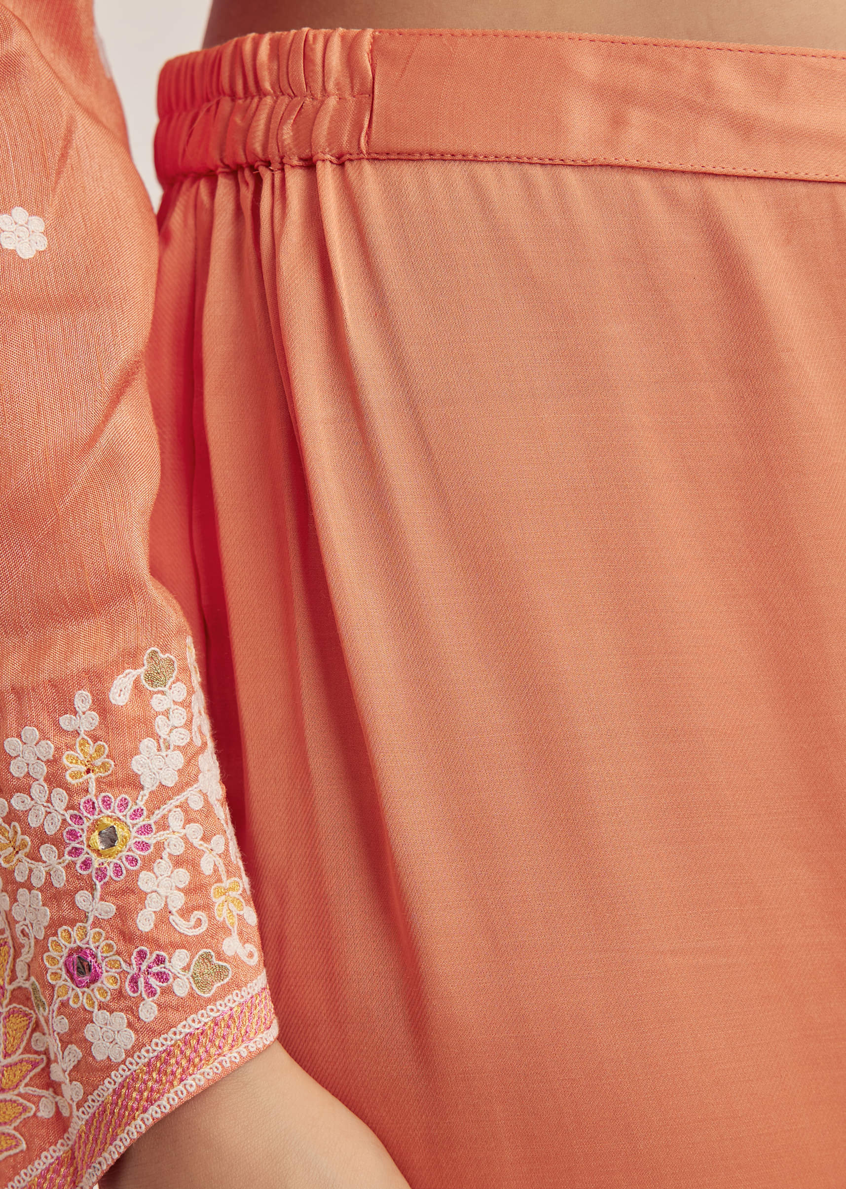 peach-silk-threadwork-kurta-set-with-organza-dupatta-sg320949-6_ab6e571f-eb1b-46b1-a36d-de76c253a33c.jpg