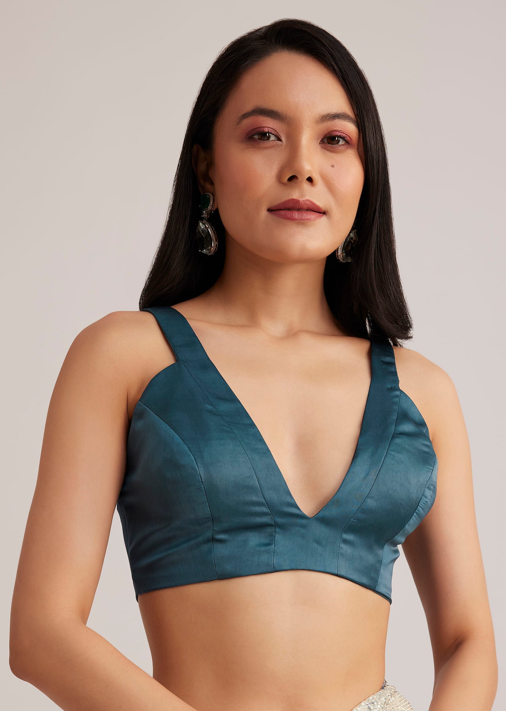 peacock_blue_ombre_sequins_saree_with_scalloped-sg261251_10_af5cfa0e-7f48-4556-bba6-fe320dcfbdd6.jpg