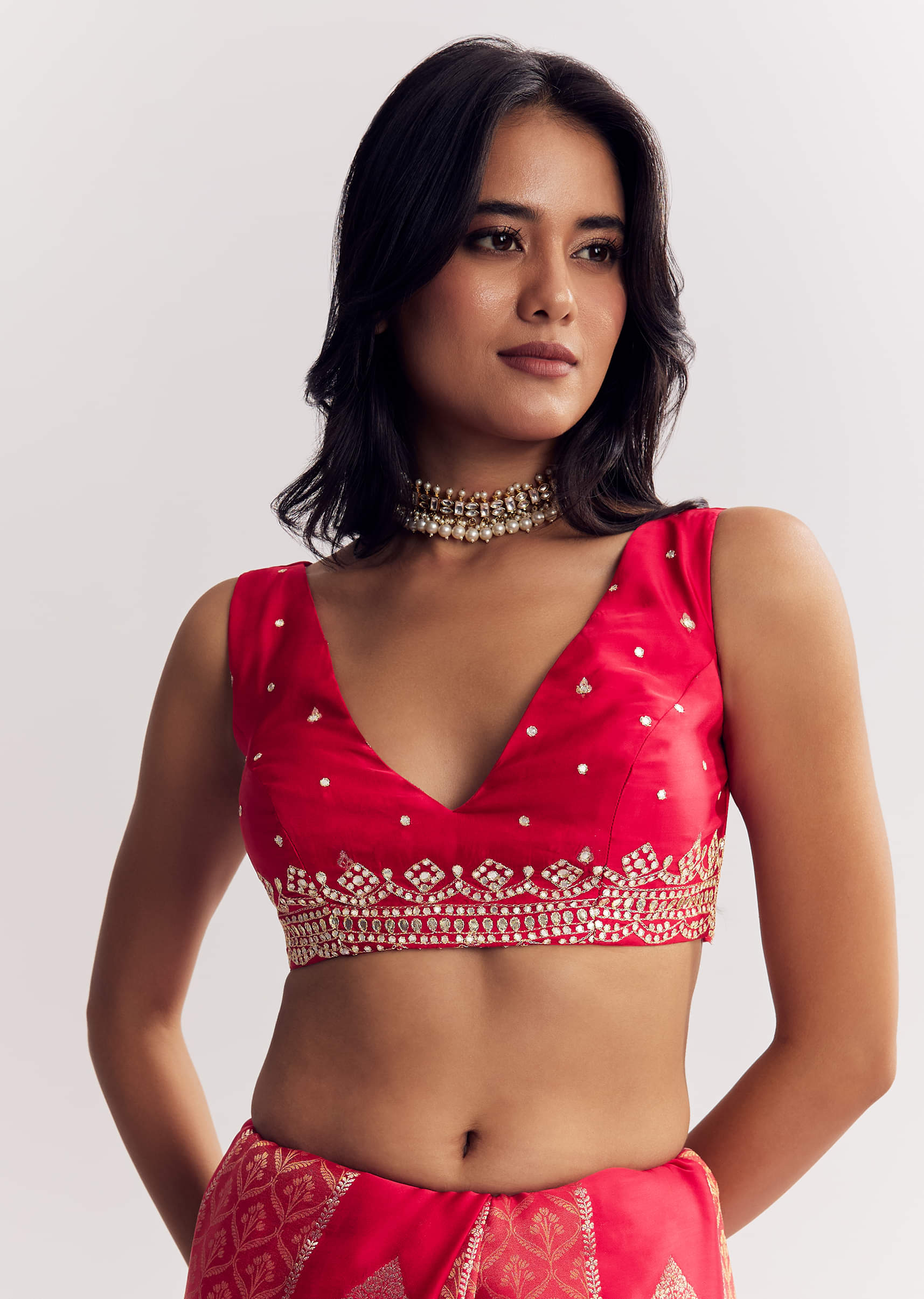 red-dola-silk-saree-with-gota-patti-woven-motifs-sg312381-7_9151e347-4405-48a5-921b-46c2de1ea000.jpg