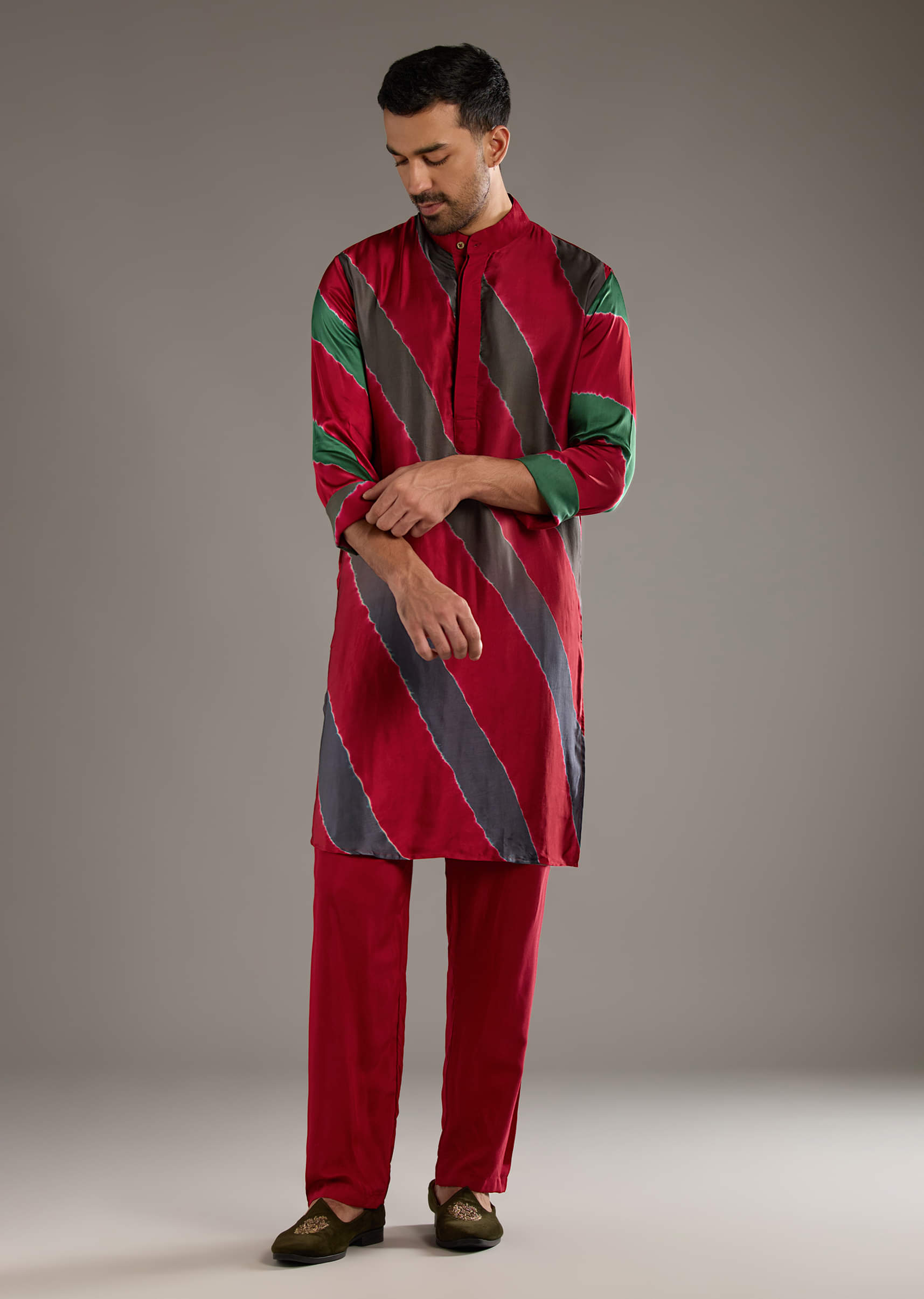 red-modal-kurta-set-for-men-with-hand-dyed-leheriya-print-sg349629-3.jpg