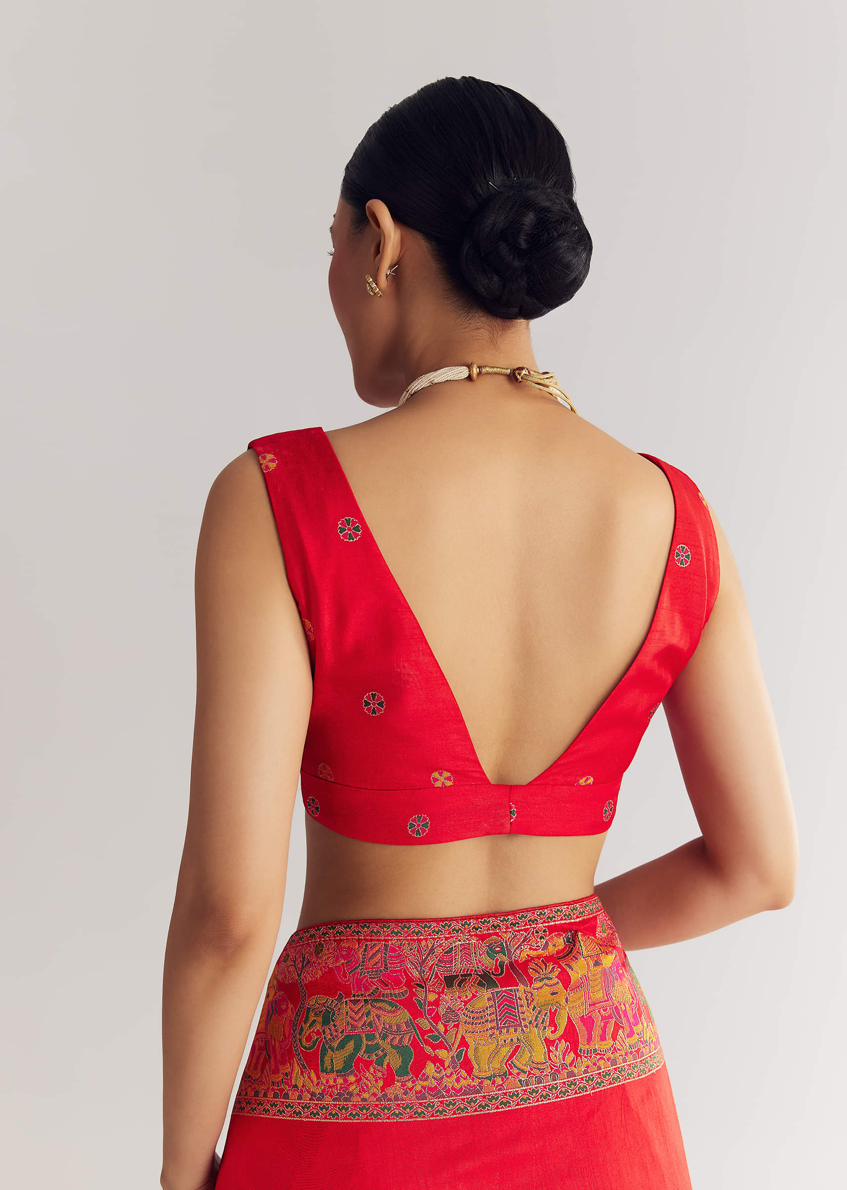 red-saree-with-traditional-floral-and-animal-prints-sg311908-8_496ee6b5-e489-43bc-87bf-8f4d3970e66a.jpg