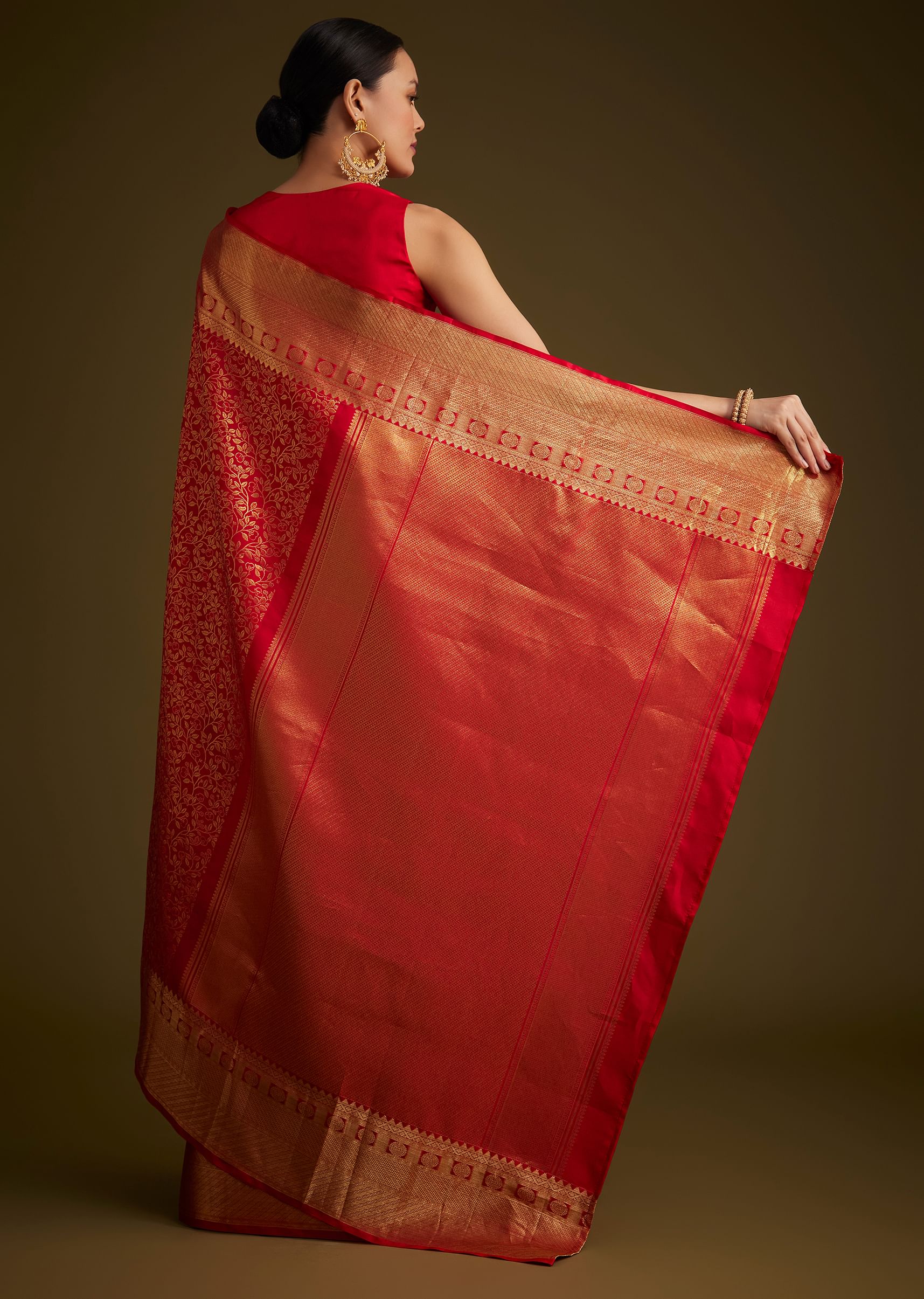 red_kanjivaram_silk_saree_with_golden_zari_woven_border-sg292261_4_97325352-56f6-468d-80fe-25569af8a727.jpg