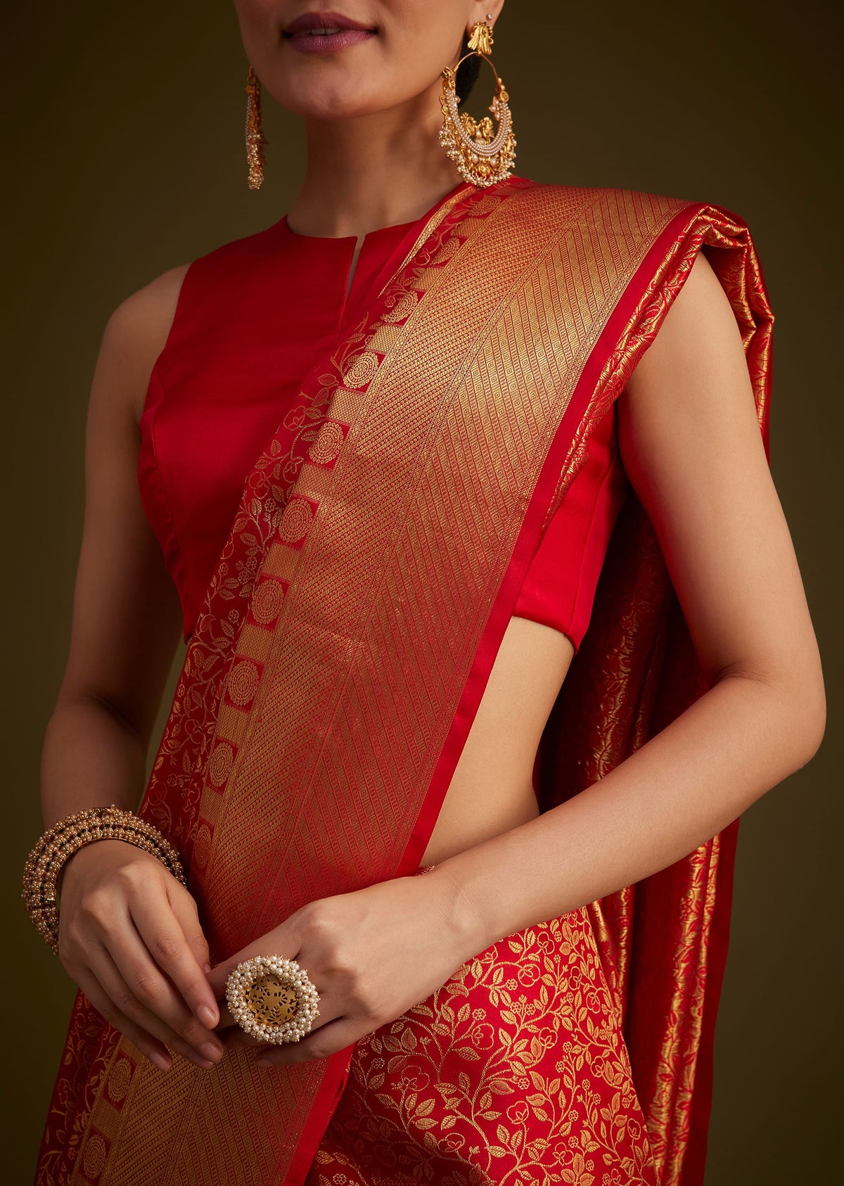 red_kanjivaram_silk_saree_with_golden_zari_woven_border-sg292261_5_81f5b650-d826-4ed8-a3df-499ce2defe13.jpg