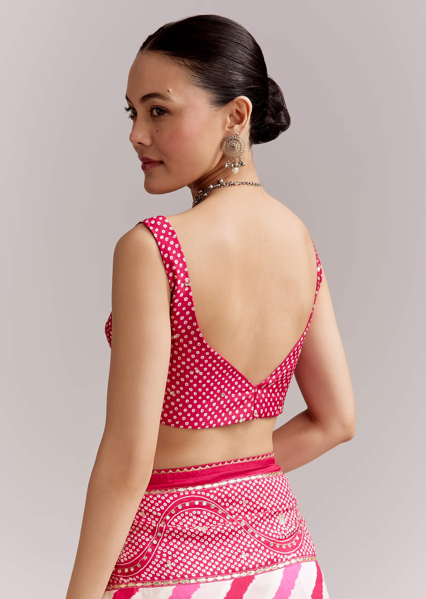 white-and-pink-silk-saree-with-lehariya-and-bandhani-print-sg351936-8.jpg