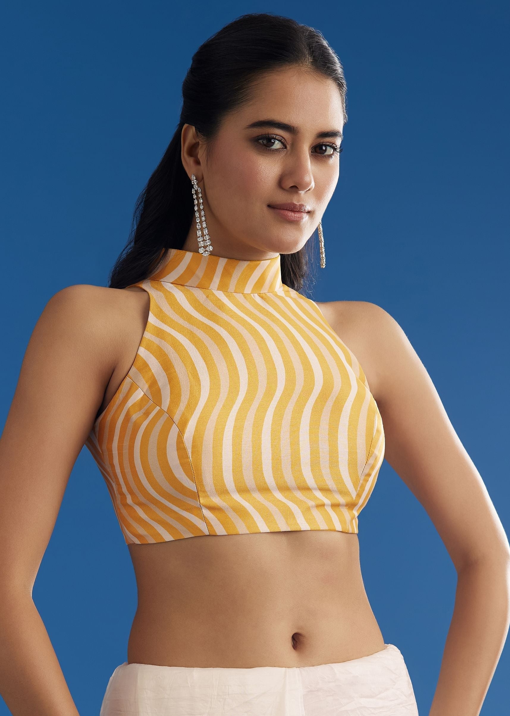white-crepe-silk-saree-with-mirror-scallop-contrast-border-and-yellow-blouse-sg299436-7_7079966e-580d-43fa-8a1a-e34f9aa055aa.jpg