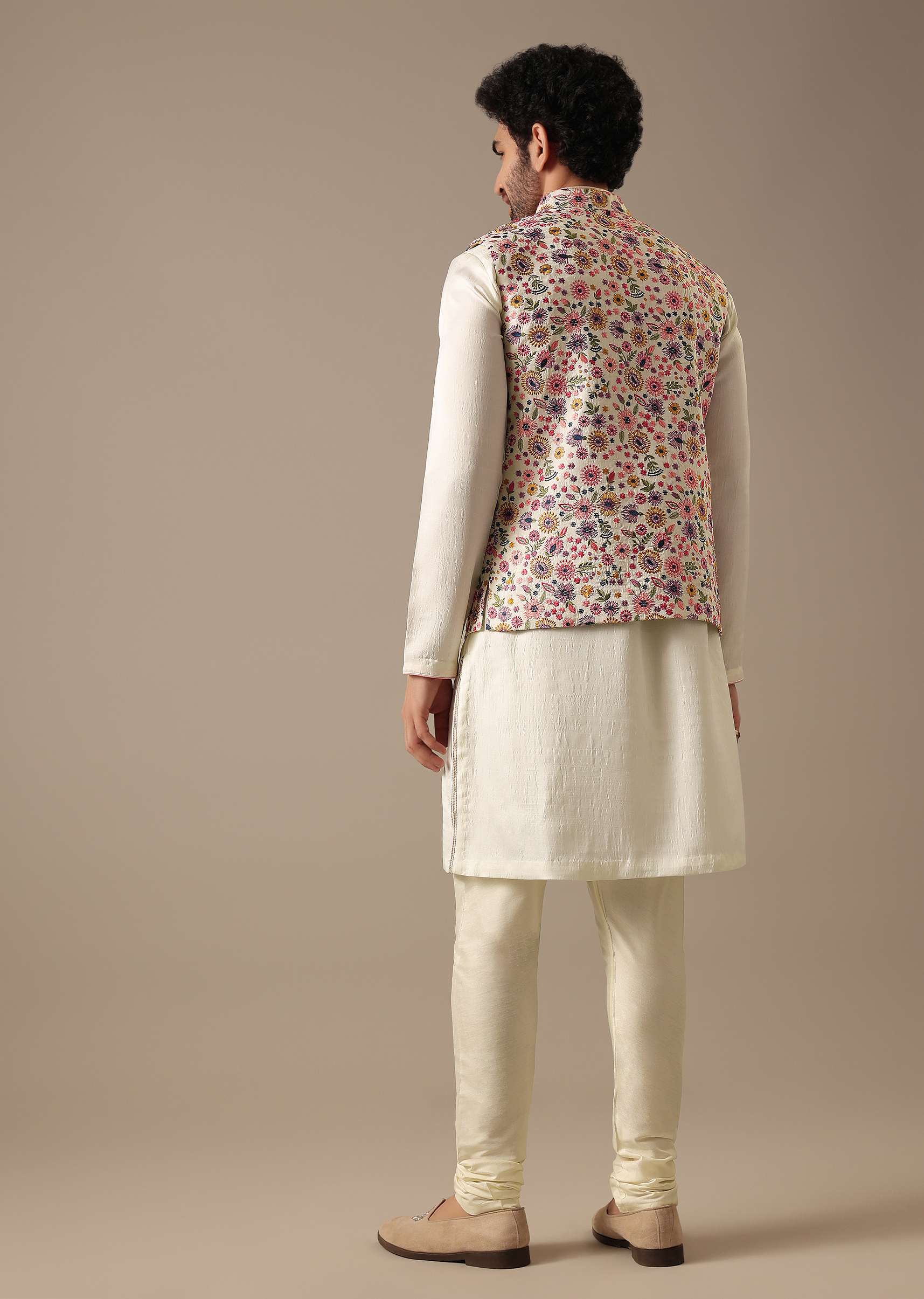 white-floral-bundi-_-kurta-set-in-silk-sg176268_2_7d97aec3-0654-4a8b-8f3b-23973d4bbcf6.jpg