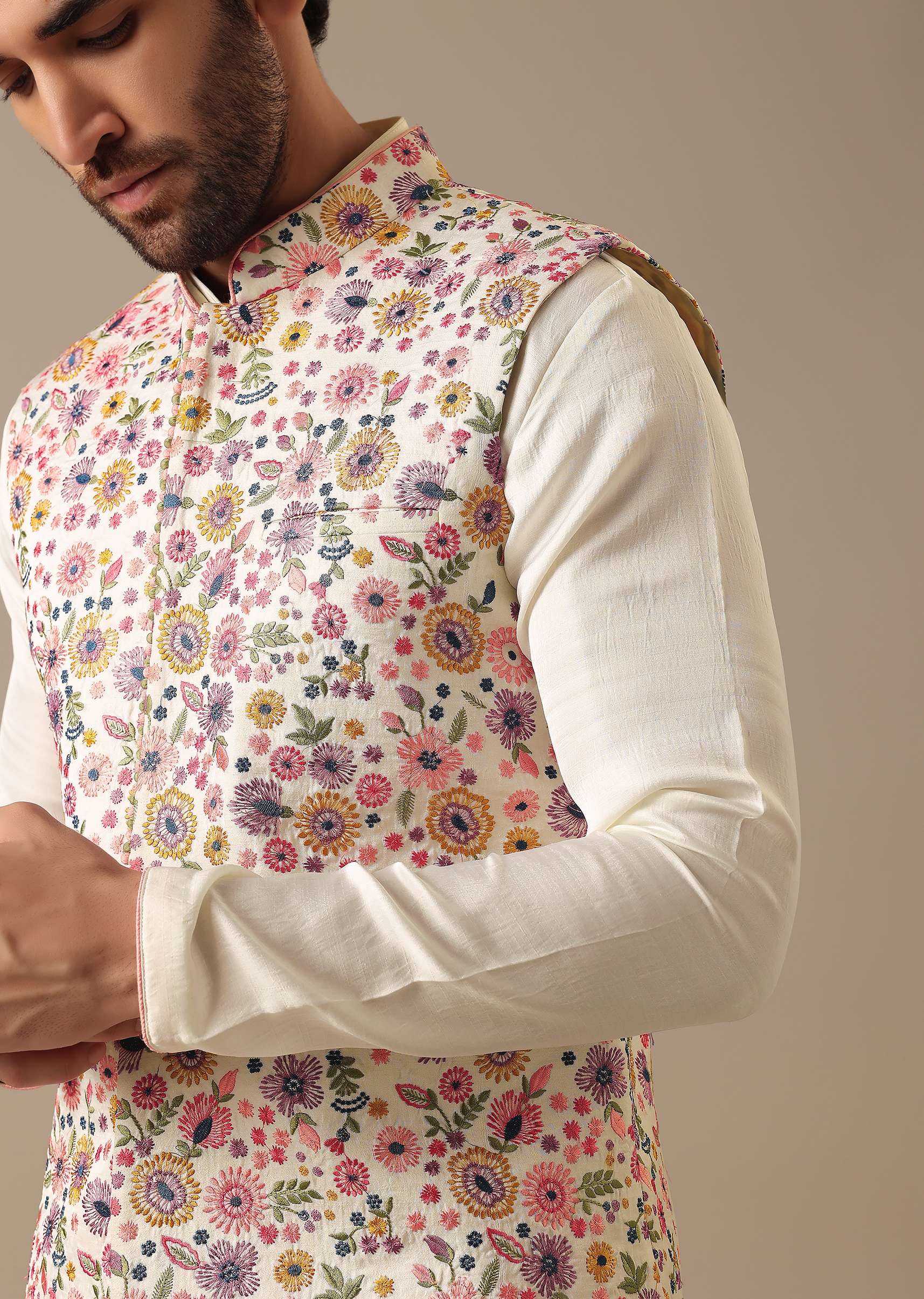white-floral-bundi-_-kurta-set-in-silk-sg176268_3_ef048f50-bb6d-4a98-888e-b2a4aa2394e8.jpg