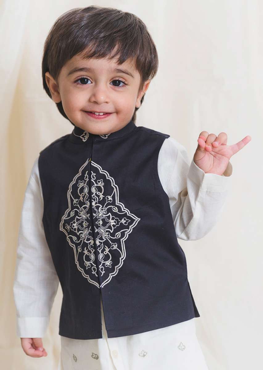 white-kurta-set-with-embroidered-buttis-and-black-nehru-jacket-with-ornate-embroidered-motif-by-tiber-taber-d067tt2011043y-sg54484_5_169fa73e-0280-4781-b011-932615bd47c7.jpg