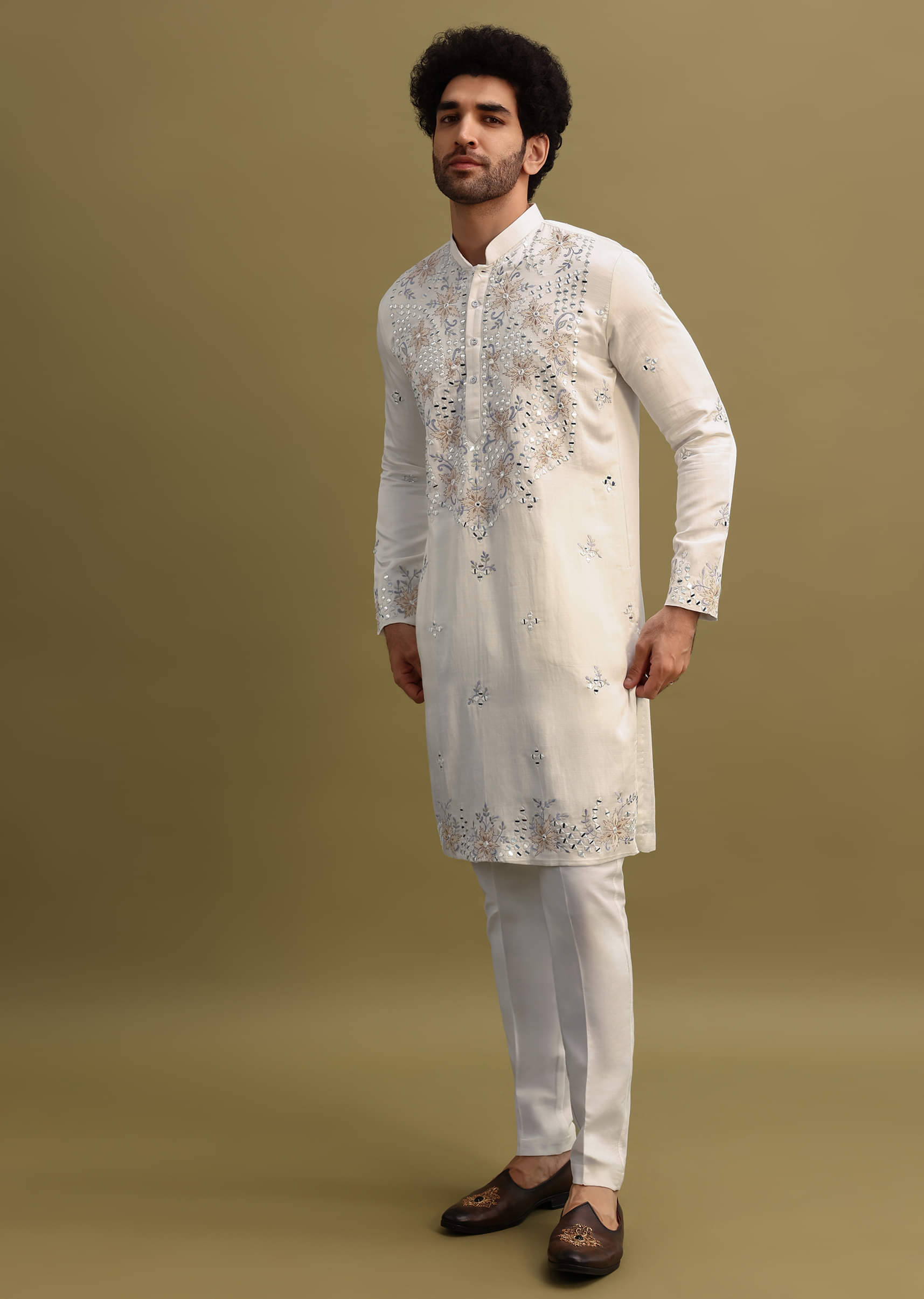 white_embroidered_mirror_work_kurta-sg229150_8.jpg