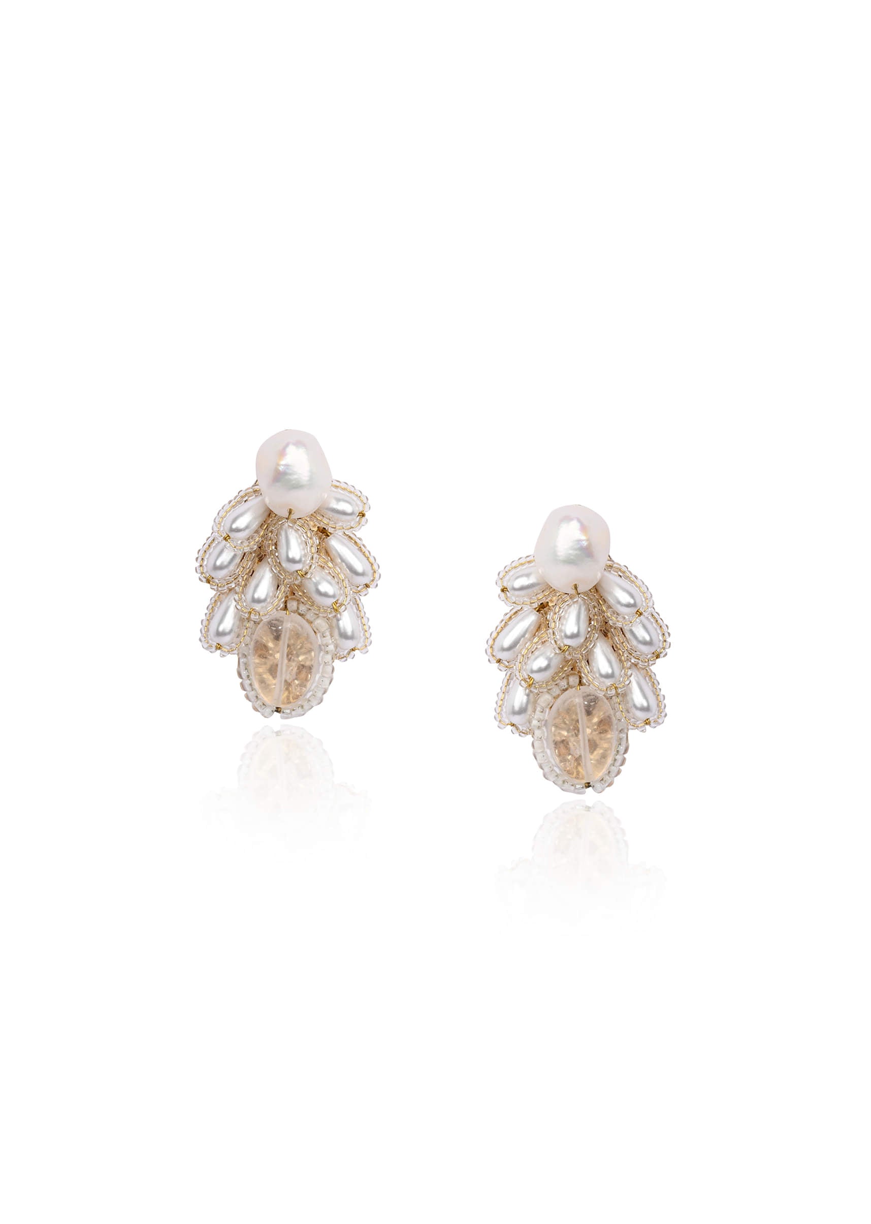 white_pearl_drop_pearl_triangle-sg370975-1-nosto_4.jpg