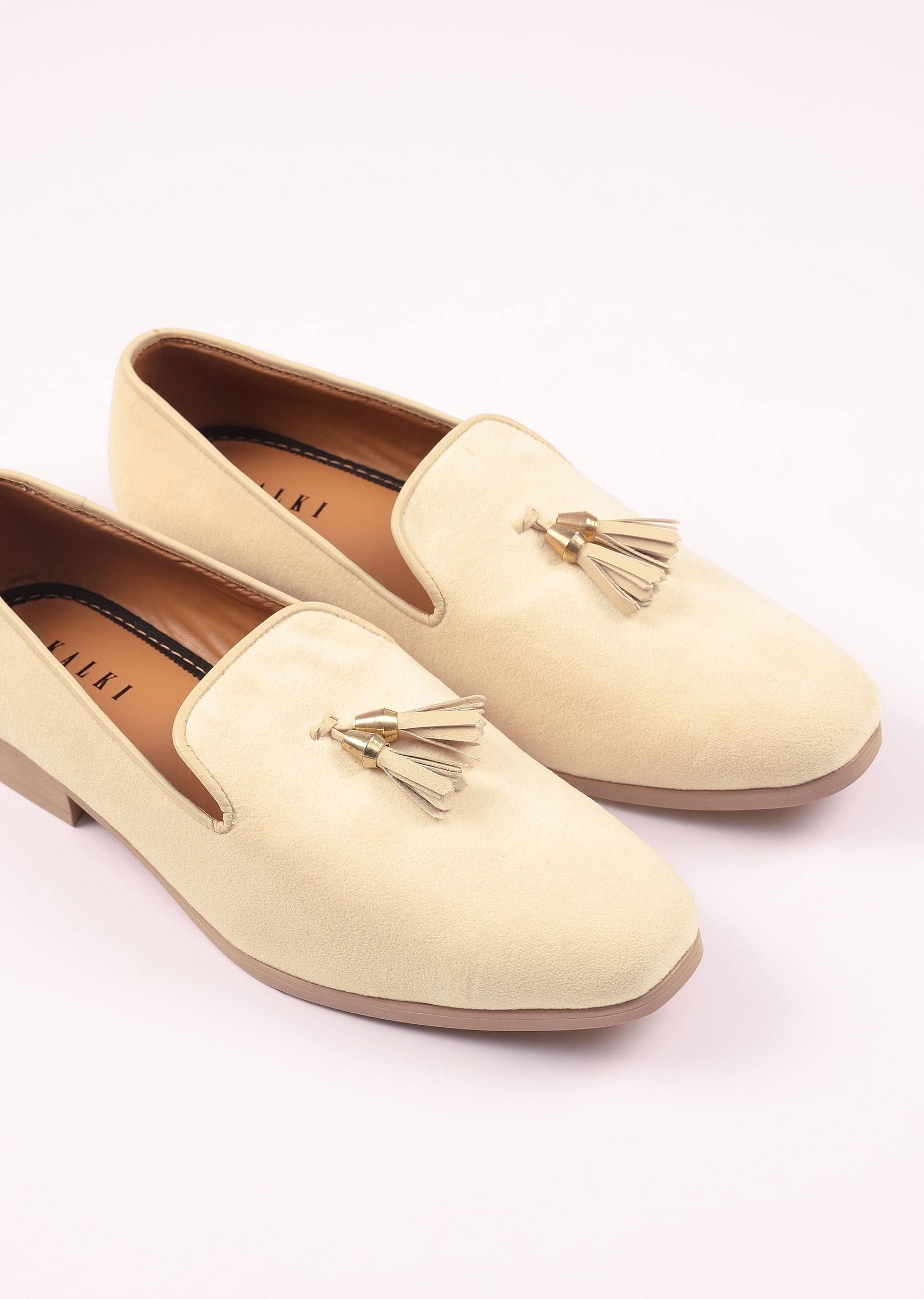 white_velvet_tassel_jutti-sg222842_3_a6c5234c-082d-4edd-beaa-f5a0a1b694bd.jpg