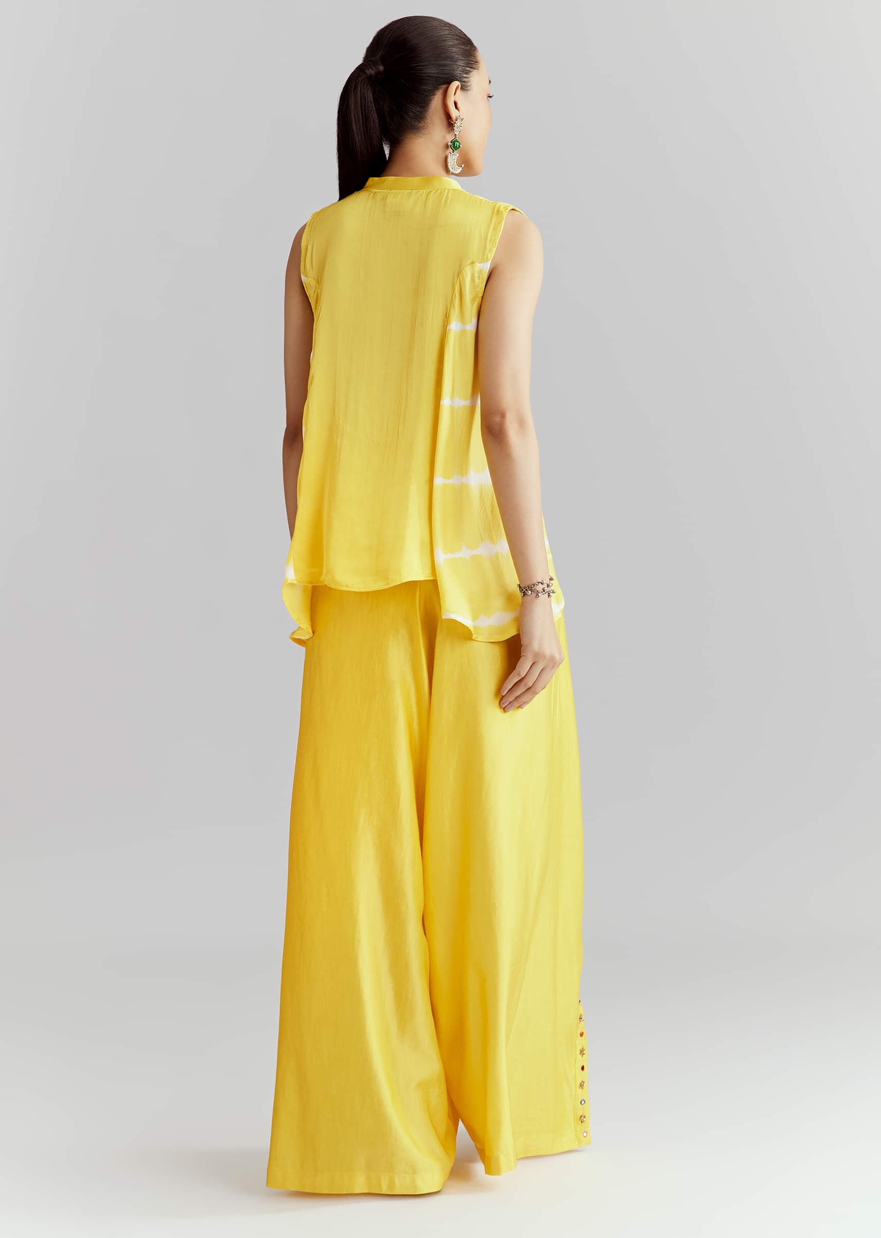 yellow-satin-indo-western-set-with-bandhani-and-leheriya-print-sg356592-5.jpg