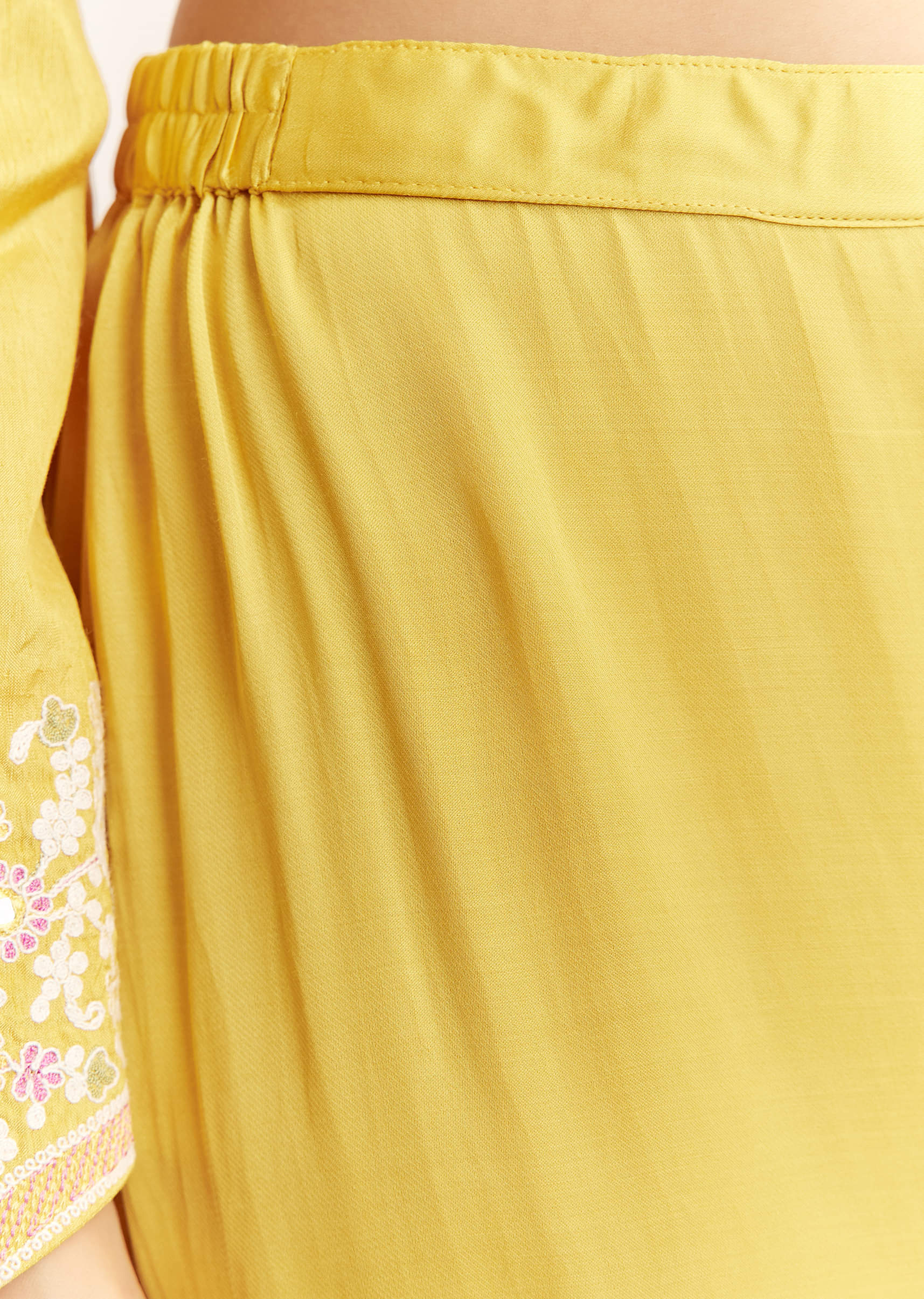 yellow-silk-kurta-set-with-thread-work-and-organza-dupatta-sg320954-6_7edf7e4f-1dad-412e-8dc0-2555d9d76ab0.jpg