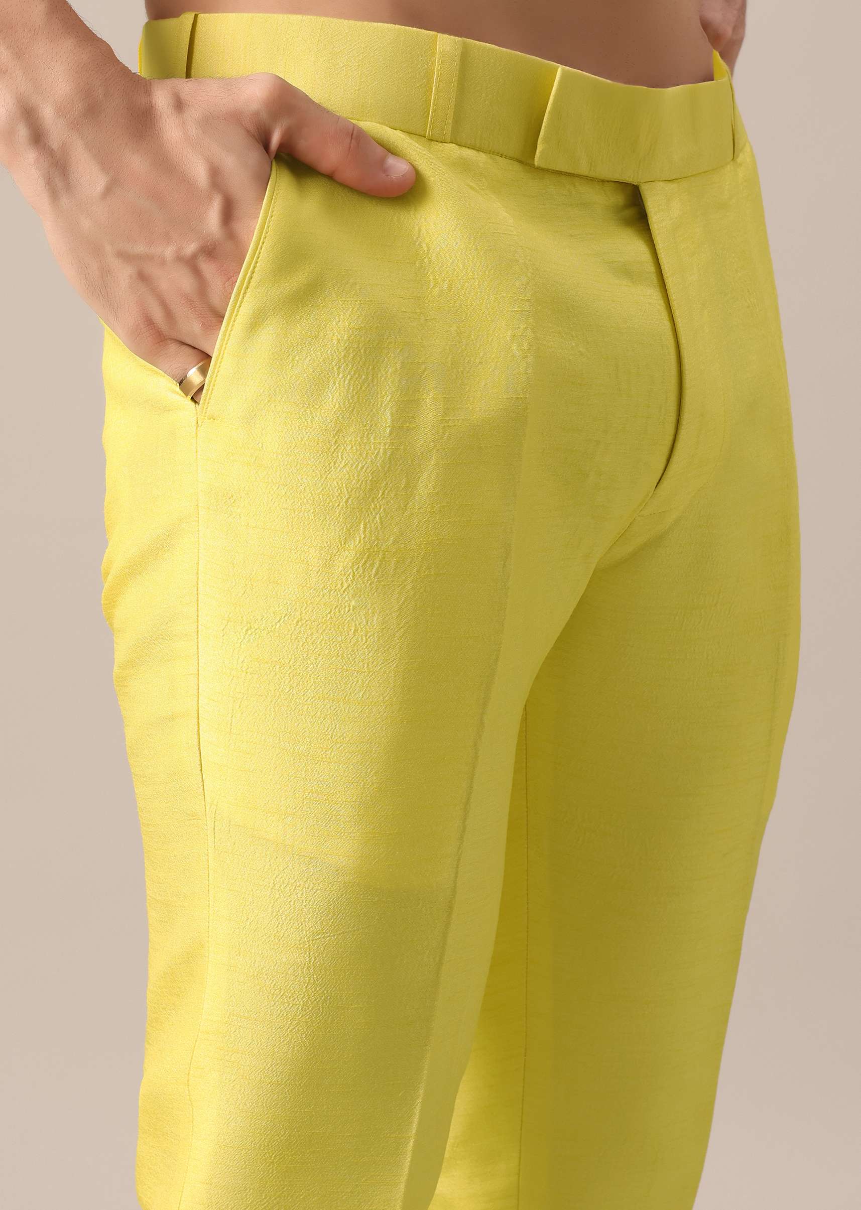 yellow_mirror_work-sg165893_1_fa1403c7-ee38-43c5-b985-faae62c3bce6.jpg