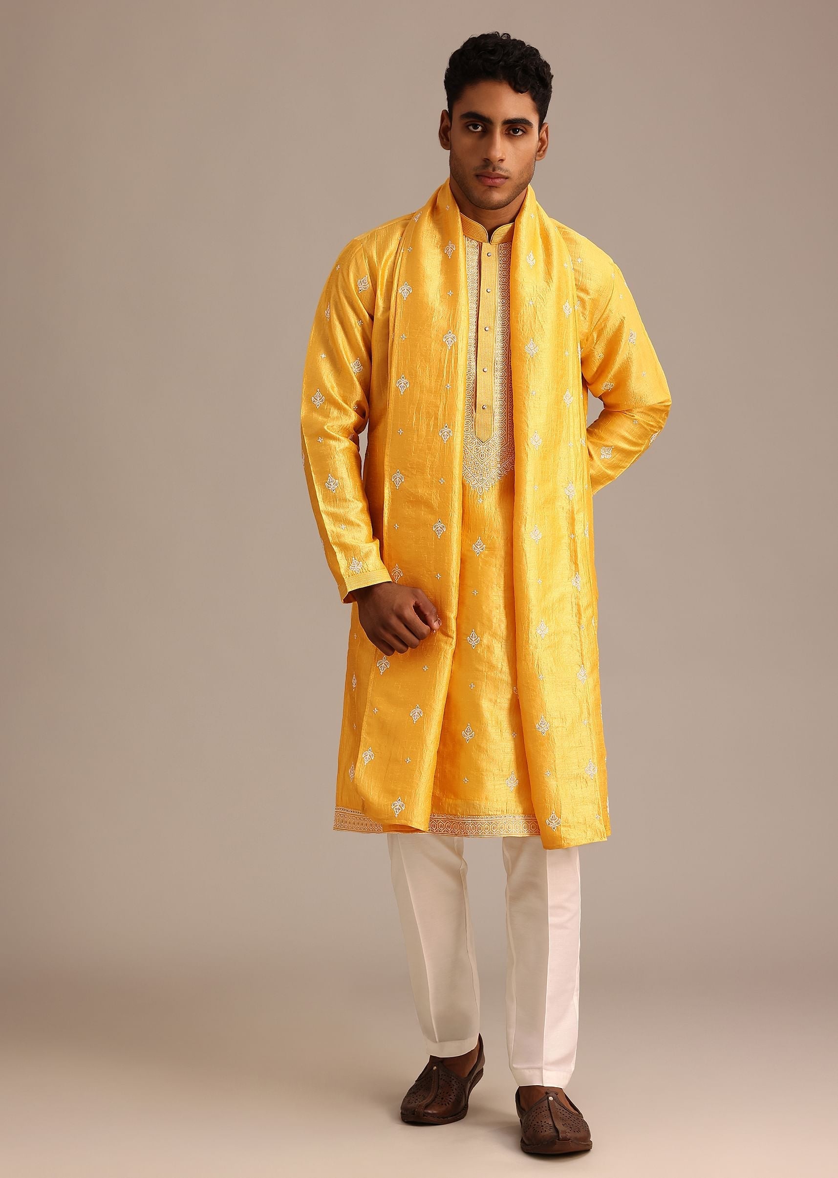 yellow_raw_silk_threadwork_kurta_set_with_dupatta-sg244969_4_0e80a11e-b8da-4d46-804b-3026f09aa07b.jpg