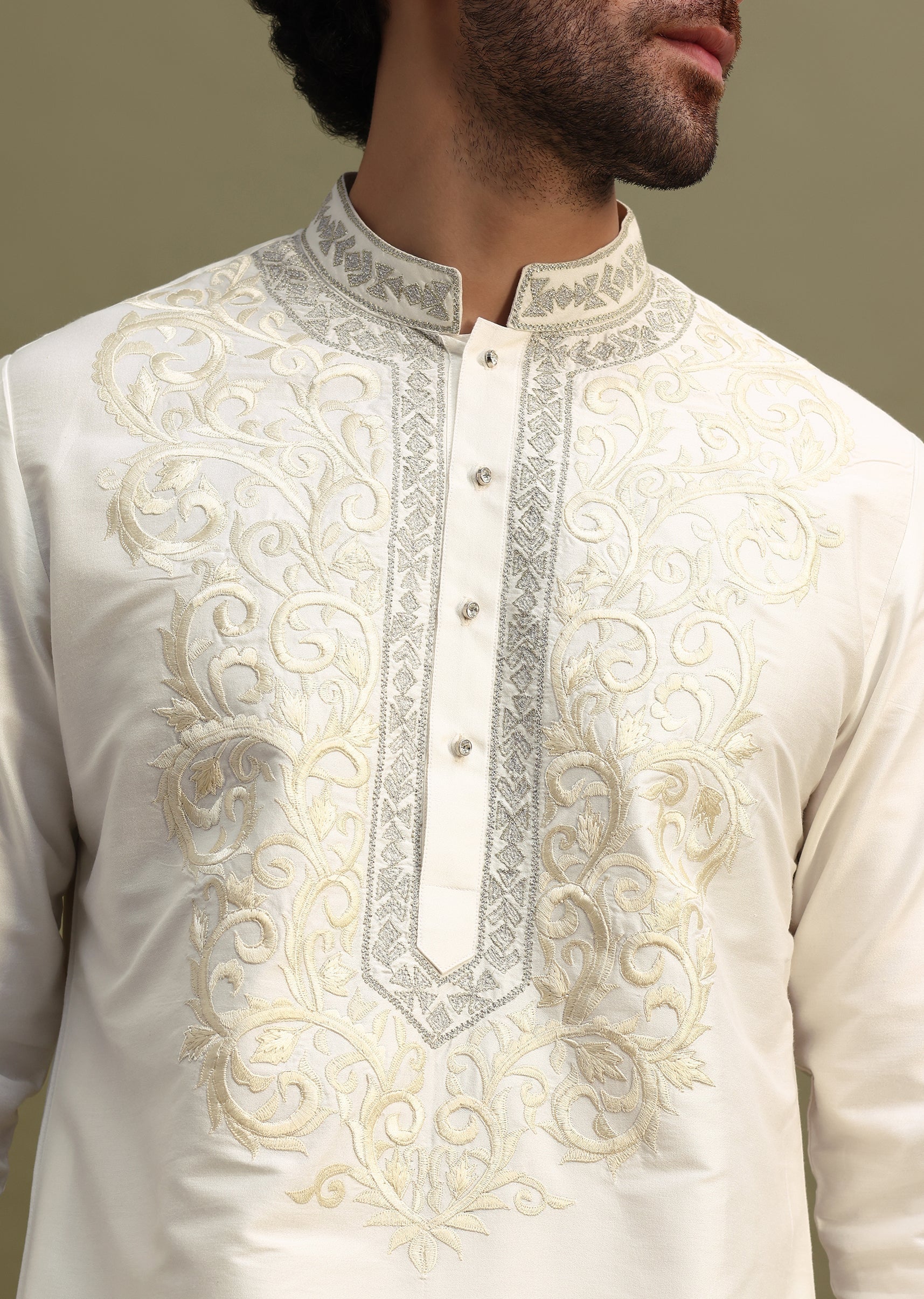 Off_White_Kurta_Pant_Set_With_Threadwork-SG234677_4_3a19616e-2d70-4460-b1e4-eed72aa333af.jpg