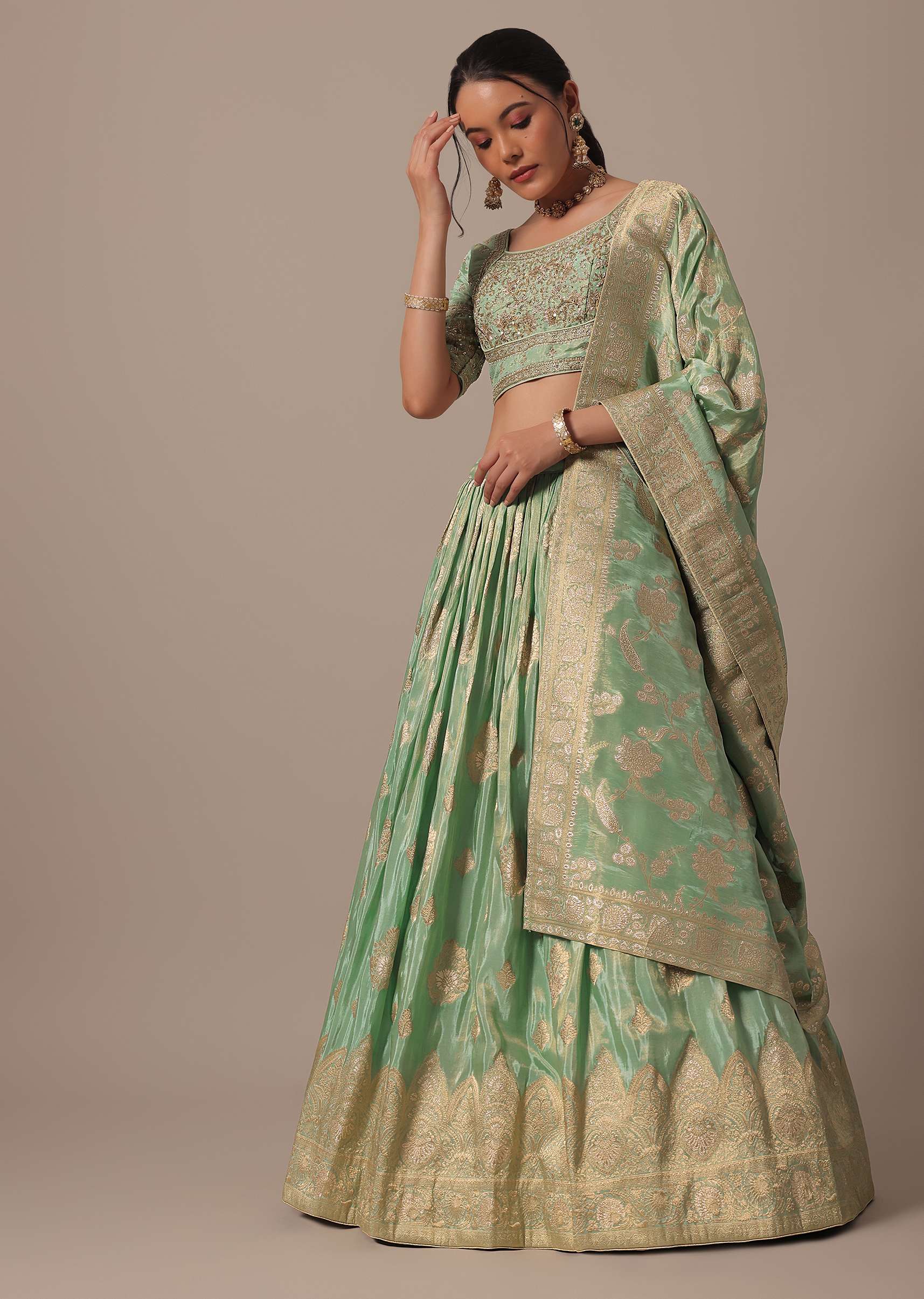 adding_a_royal_touch_to_your_seasonal_wedding_wardrobe_is_th-sg198197_6_eba4f79c-b944-4992-9cc2-0fde0d640fae.jpg