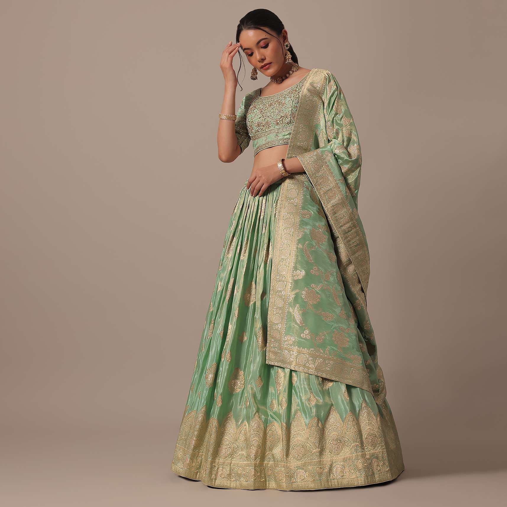 adding_a_royal_touch_to_your_seasonal_wedding_wardrobe_is_th-sg198197_7_af830dfe-4fad-43b0-9201-eabd86940acd.jpg