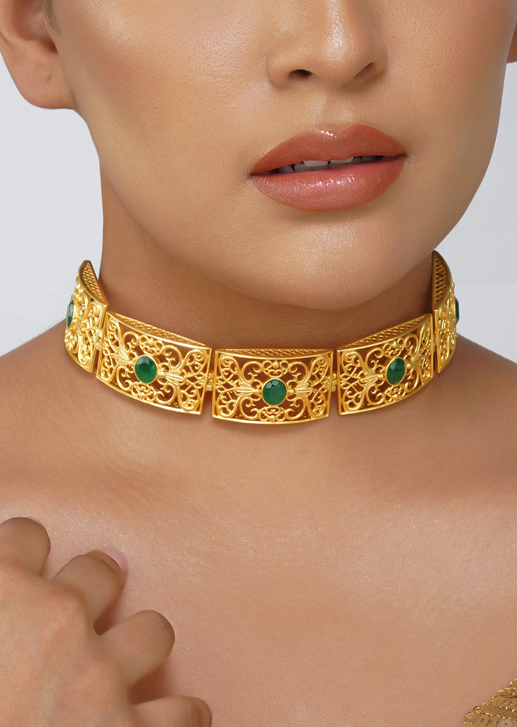 antique_gold_choker_necklace_with_green_zircon_stones-sg293391_2_fca7a69b-dbd9-4aca-9460-df0d849b3f16.jpg