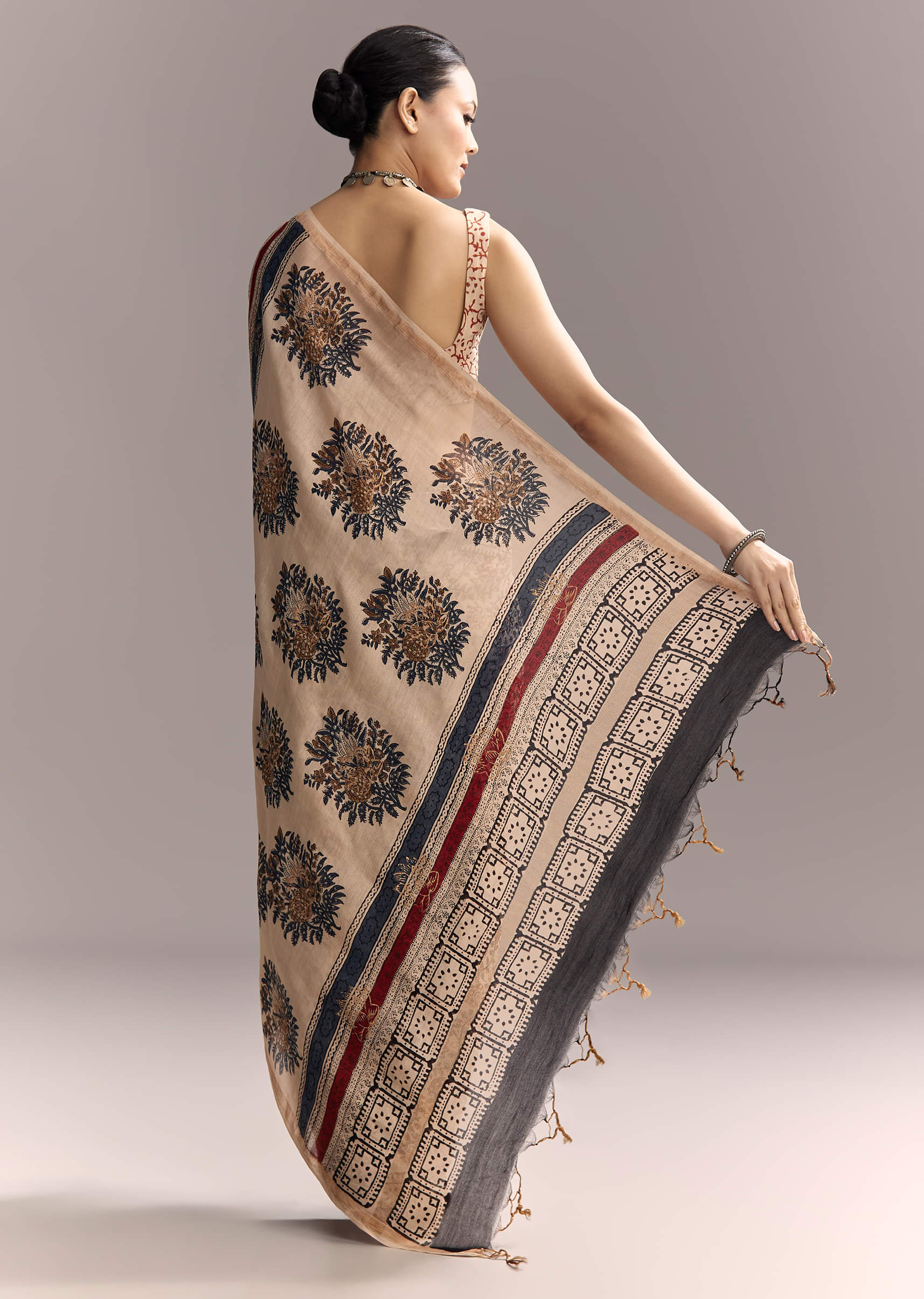beige-linen-saree-with-ajrakh-floral-print-and-black-border-sg311975-4.jpg