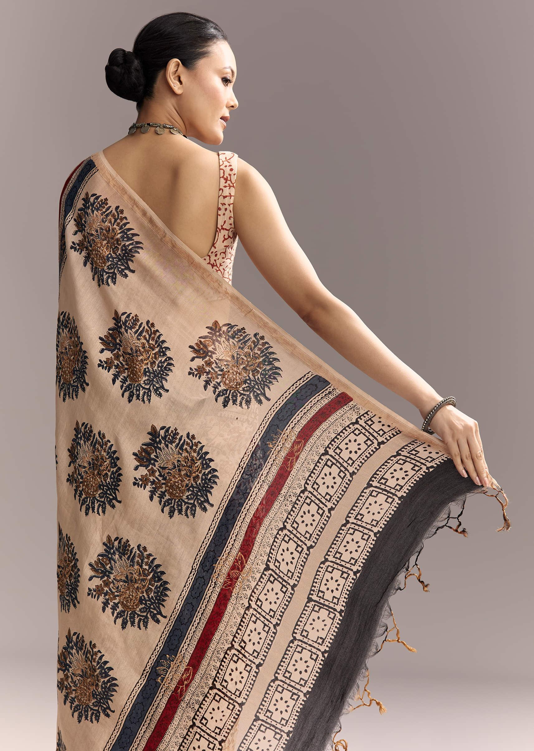 beige-linen-saree-with-ajrakh-floral-print-and-black-border-sg311975-6.jpg