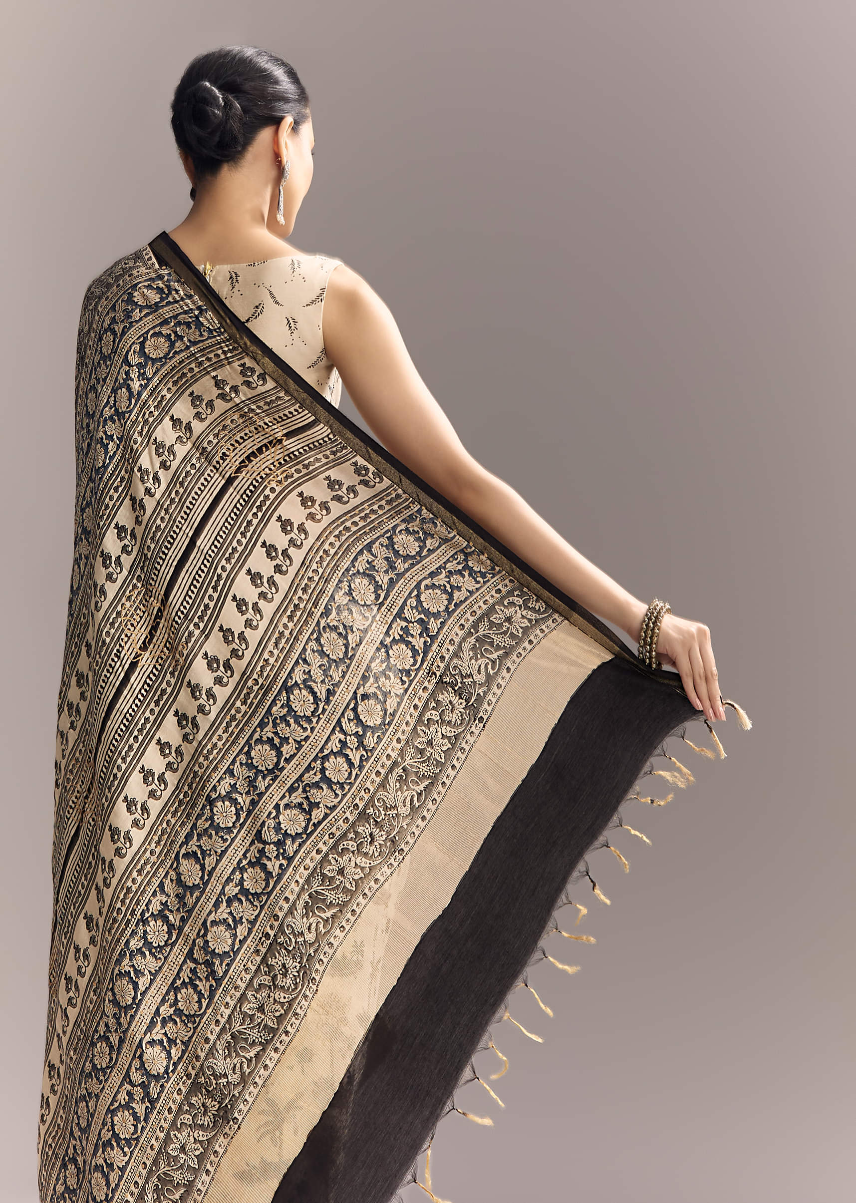 beige-linen-saree-with-black-hand-block-ajrakh-floral-print-sg311976-6.jpg