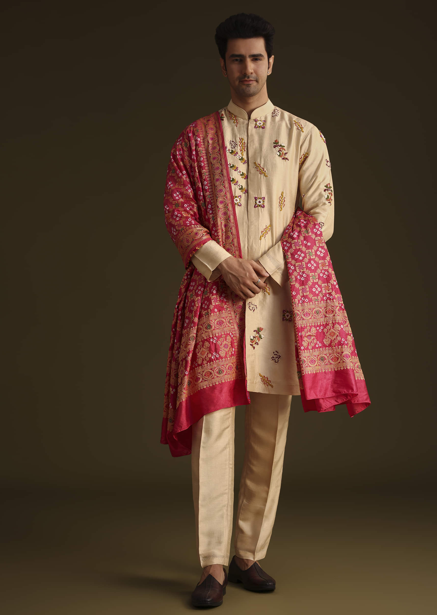 beige_embroidered_kurta_set_with_red_dupatta-sg246336_6_6e6fb6a9-b534-45d4-8ebe-0e99e784a4d2.jpg