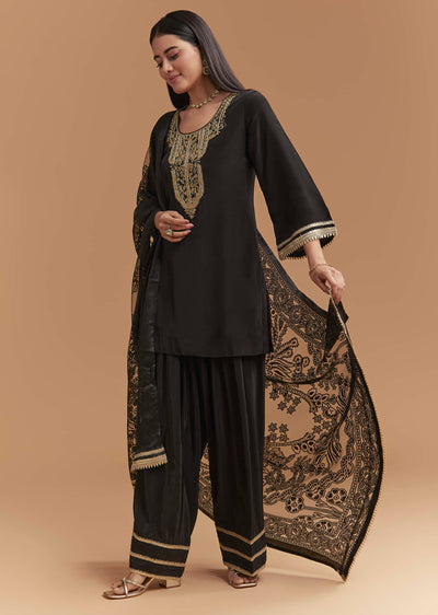 black-crepe-kurta-set-with-zardosi-and-gota-work-sg344716-1.jpg