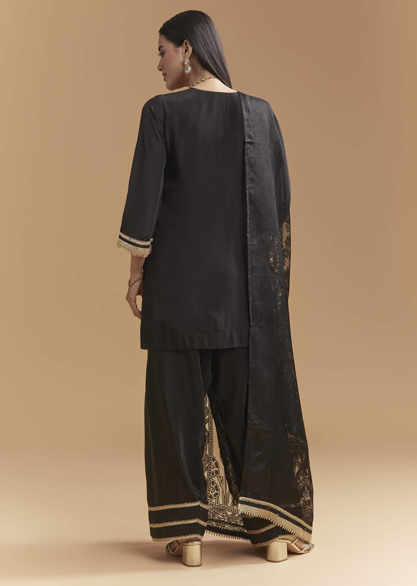 black-crepe-kurta-set-with-zardosi-and-gota-work-sg344716-5.jpg