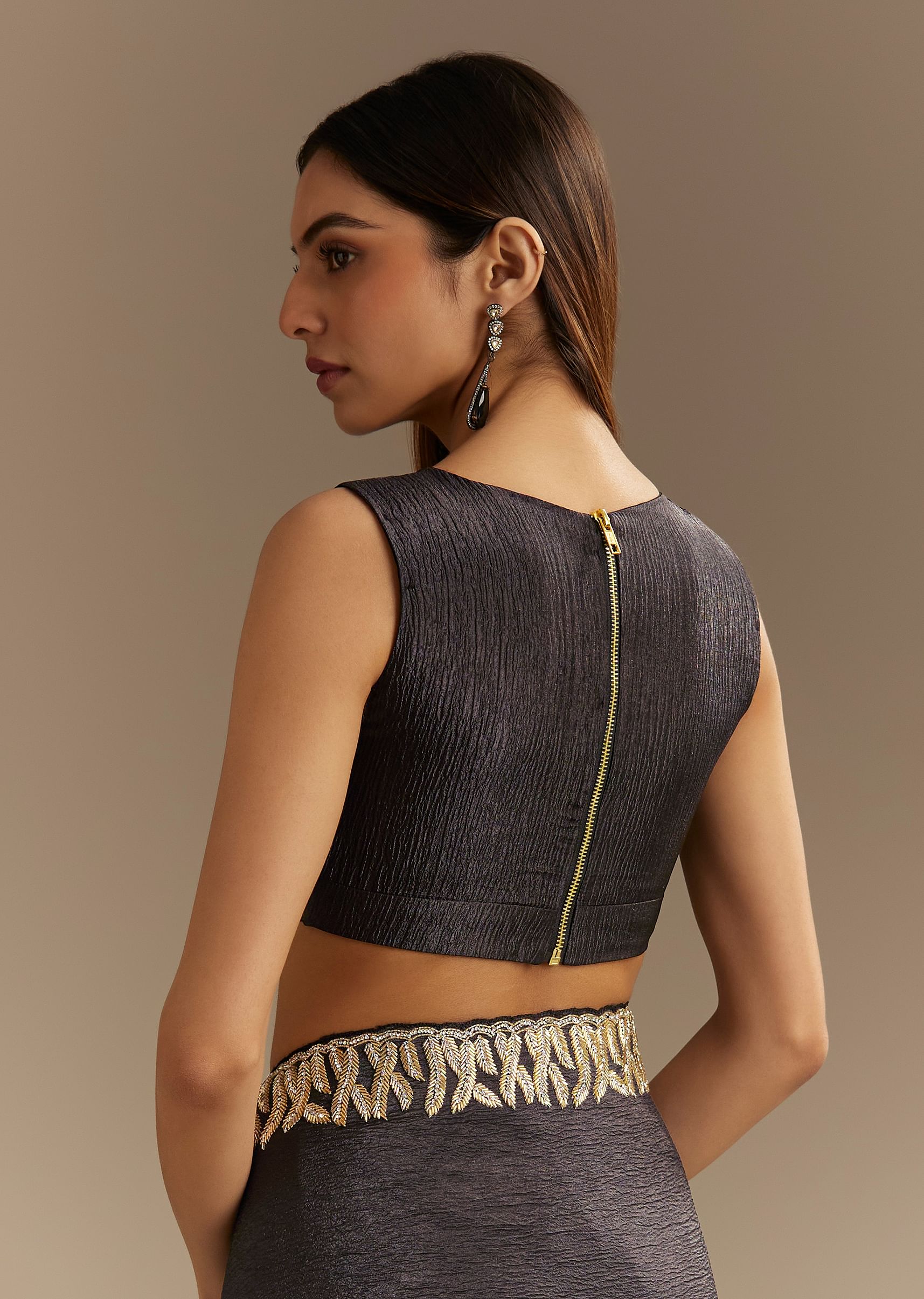 black-crushed-tissue-saree-with-scallop-border-and-stone-embroidery-sg294662-9_7535f427-0a31-4c74-b4af-75df48ef0a38.jpg