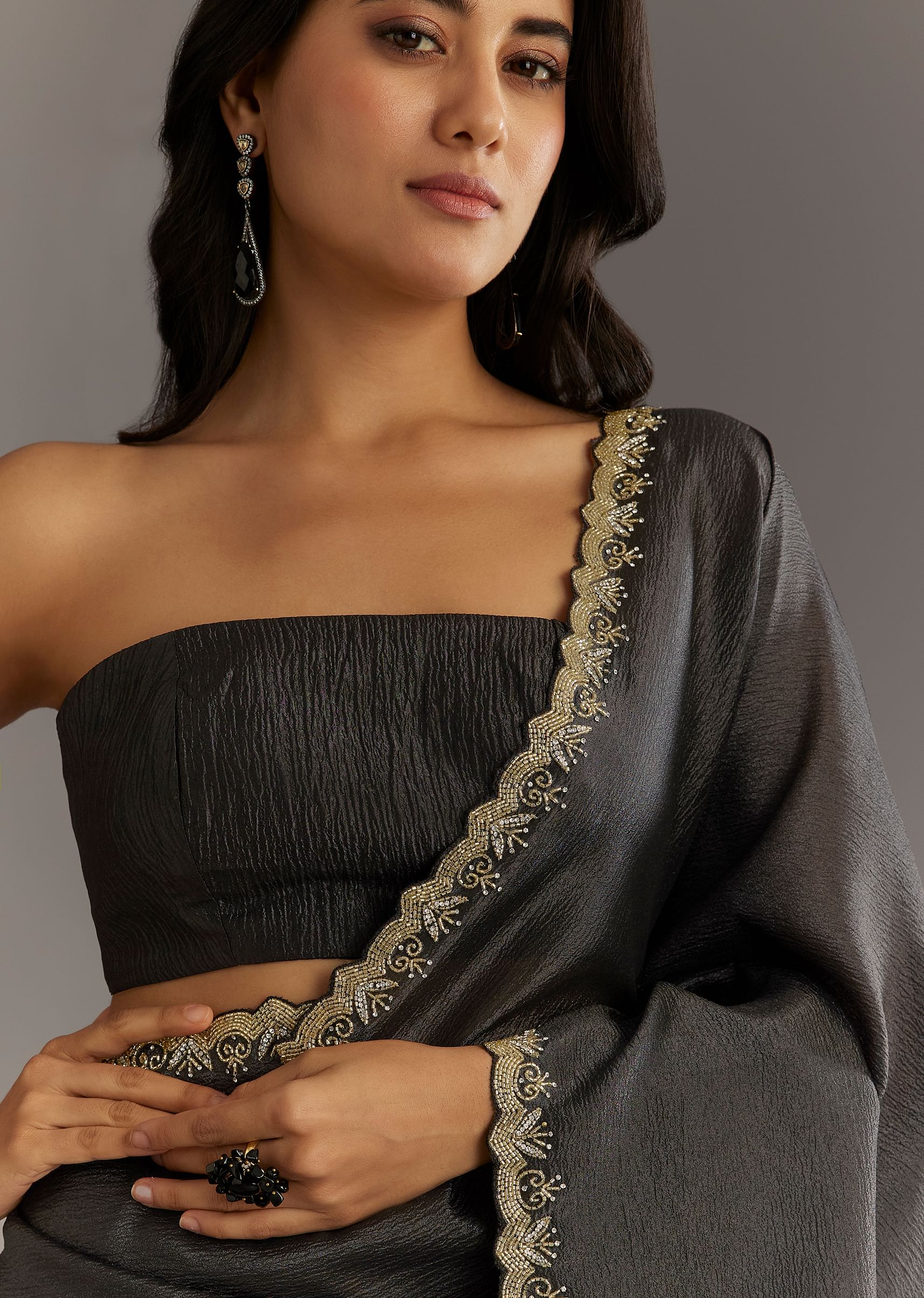 black-crushed-tissue-saree-with-scallop-embroidered-border-sg296155-2_3a06bd5c-c527-41ca-a111-516ee701b19c.jpg