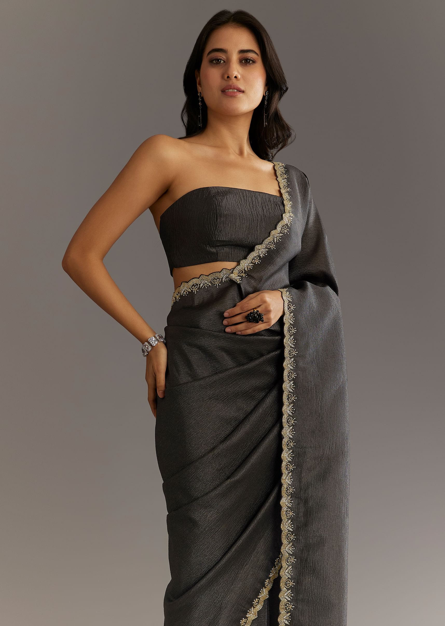 black-crushed-tissue-saree-with-scallop-embroidered-border-sg296155-5_f2f3ffa0-7117-4134-b466-c79d44899705.jpg