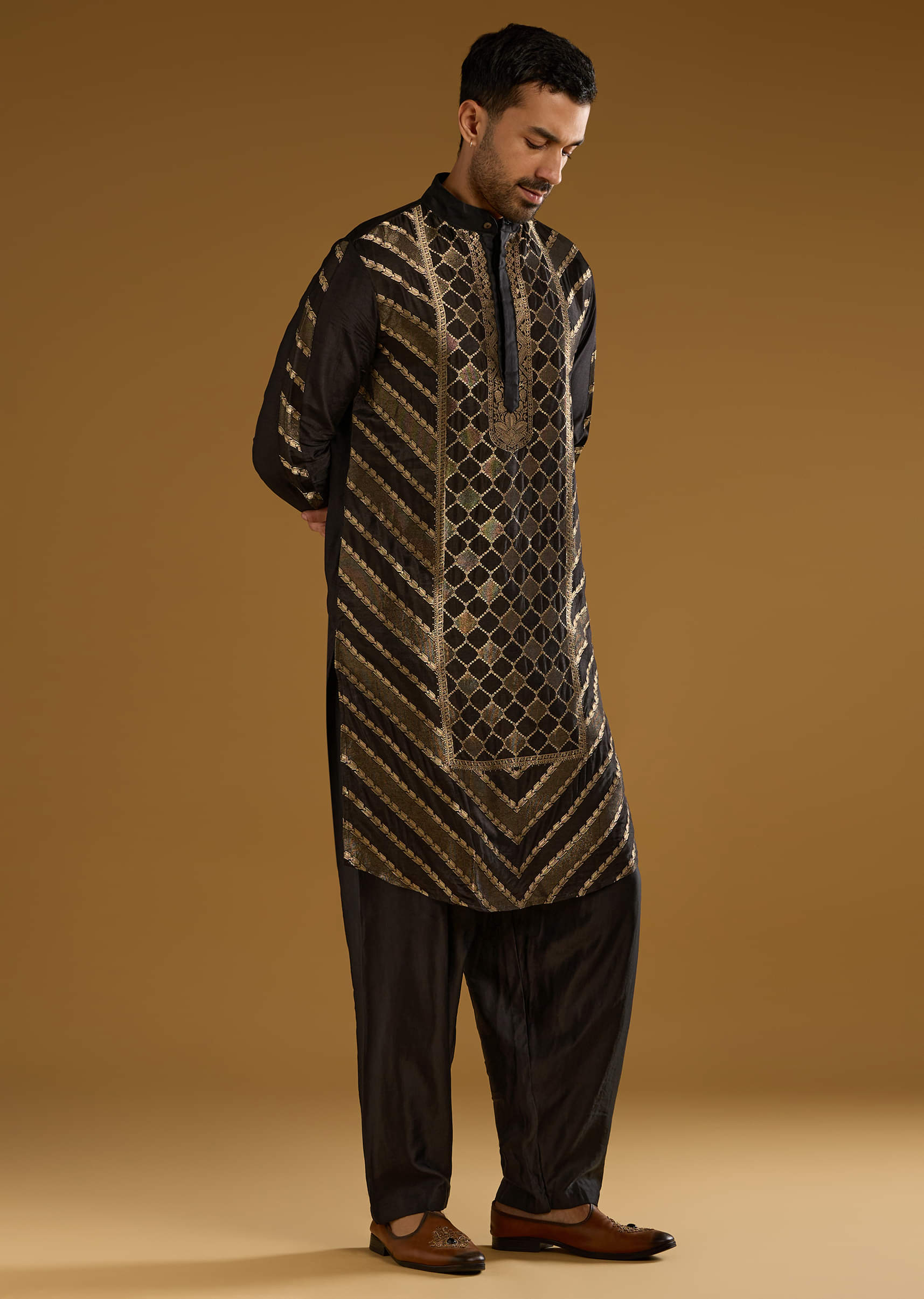 black-jacquard-kurta-set-for-men-with-handwoven-work-sg359364-3.jpg