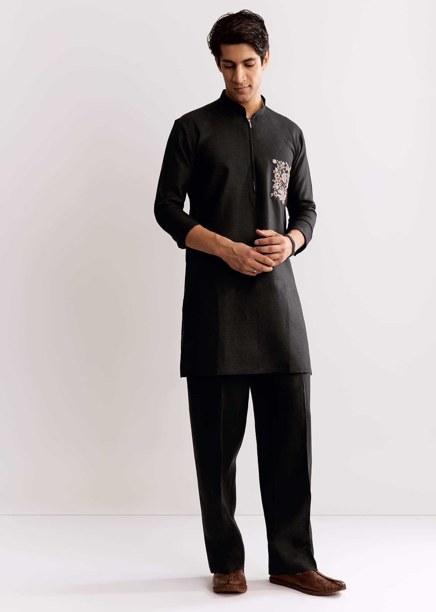 black-linen-kurta-set-with-embroidery-sg320001-2_d106cef6-0700-42b0-967e-37431498a771.jpg