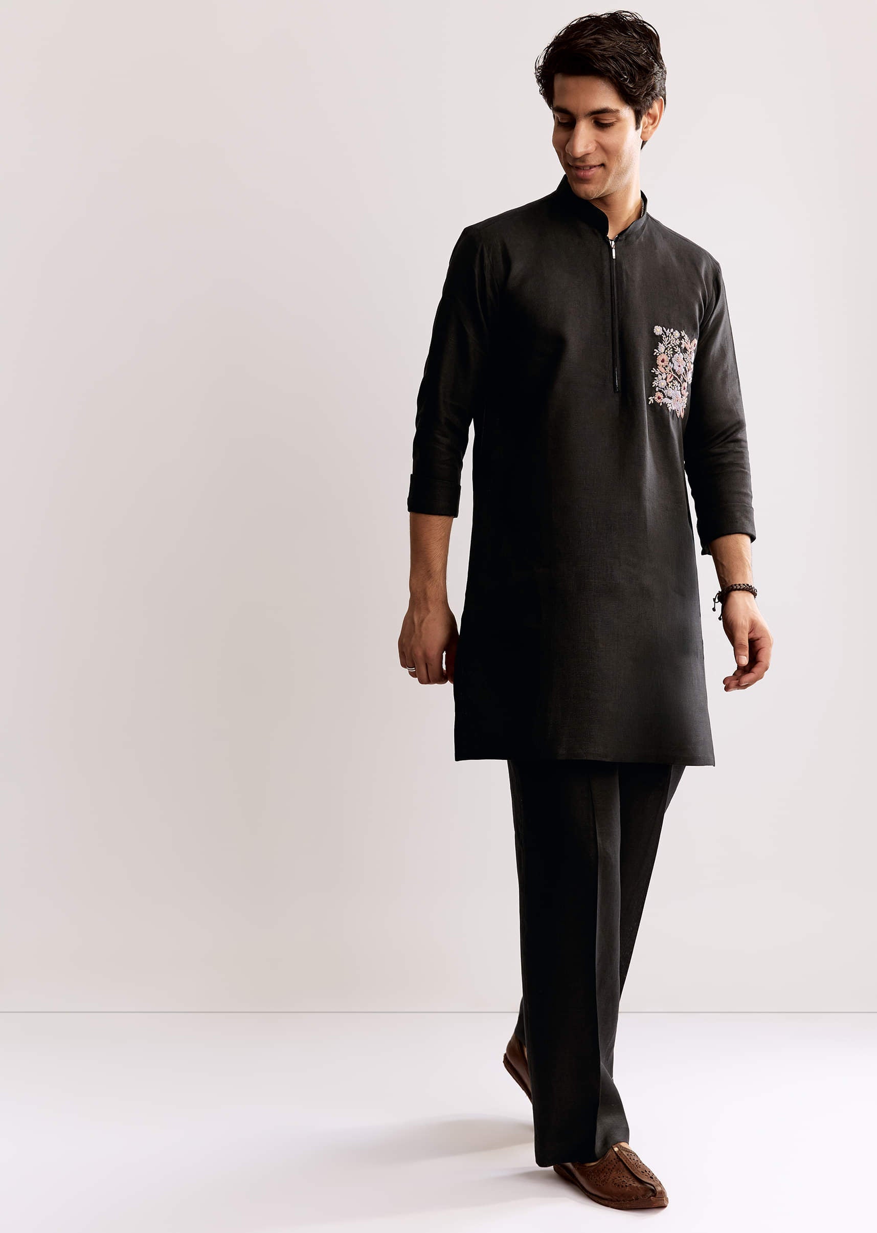 black-linen-kurta-set-with-embroidery-sg320001-4_c814d42e-b13a-4ba2-8175-0c800faa3a76.jpg