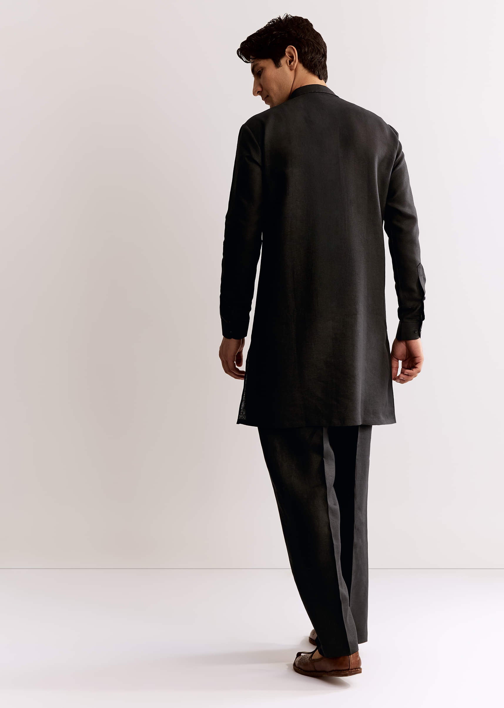 black-linen-kurta-set-with-embroidery-sg320001-5_48cbc193-7db8-454c-b3cf-3e930ae44879.jpg