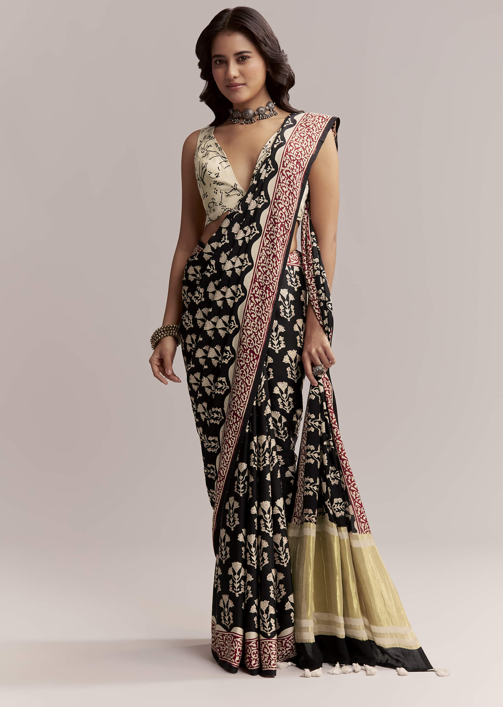 black-linen-printed-saree-with-hand-block-ajrakh-leaf-print-sg312003-3.jpg