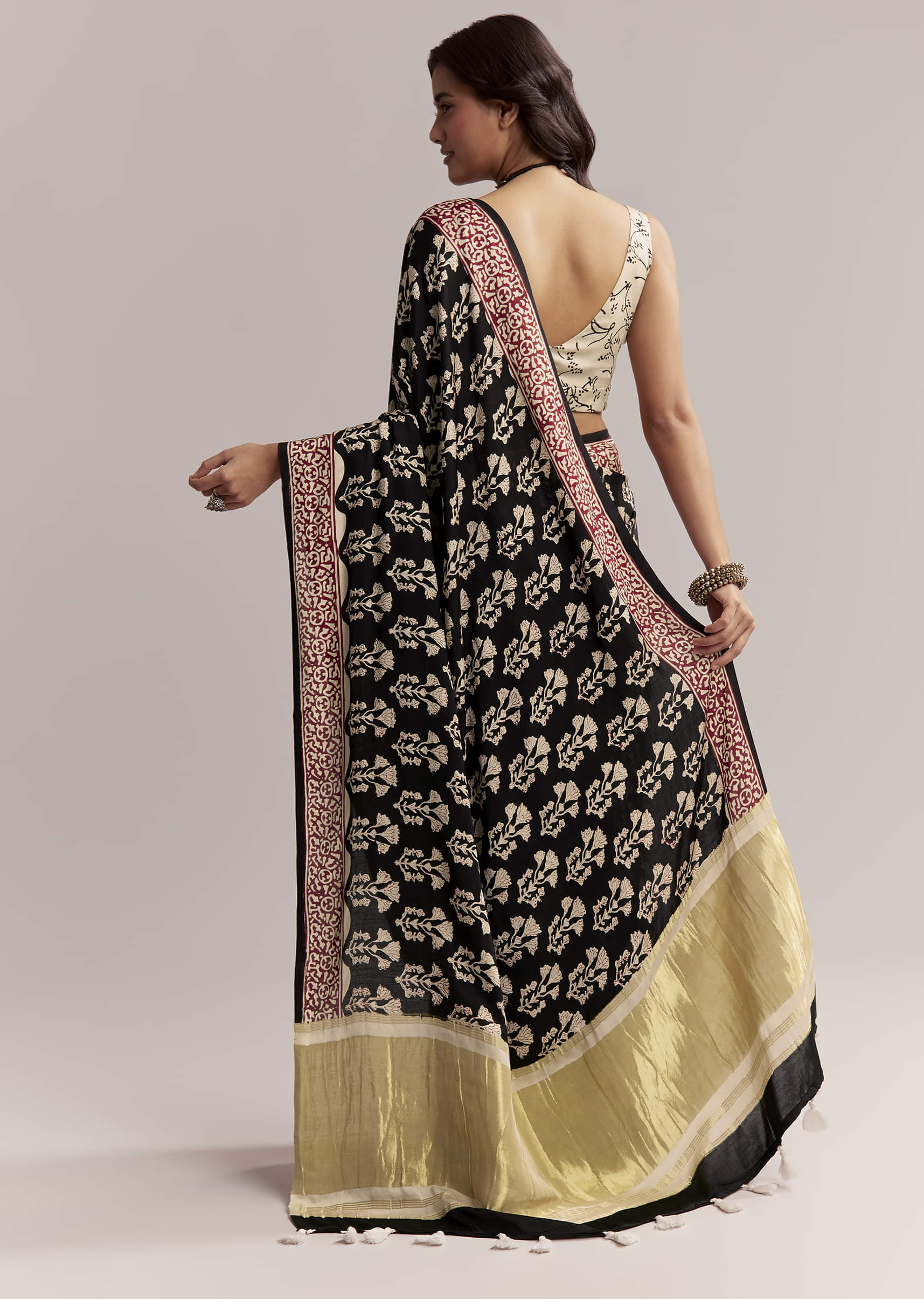 black-linen-printed-saree-with-hand-block-ajrakh-leaf-print-sg312003-4.jpg