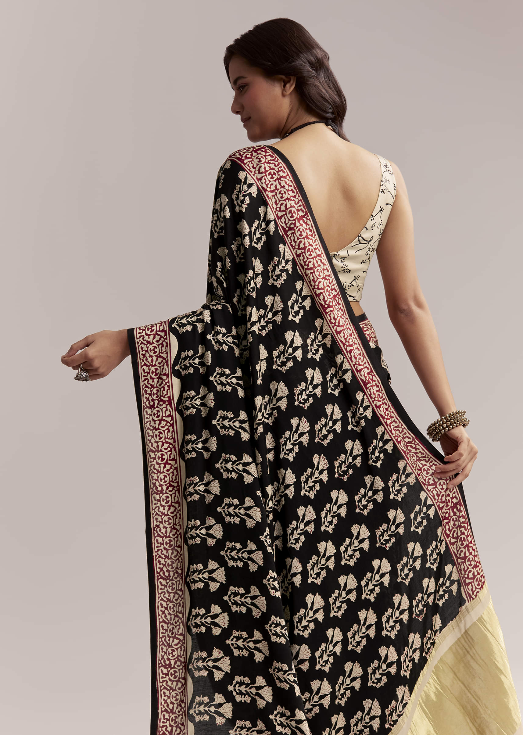 black-linen-printed-saree-with-hand-block-ajrakh-leaf-print-sg312003-6.jpg