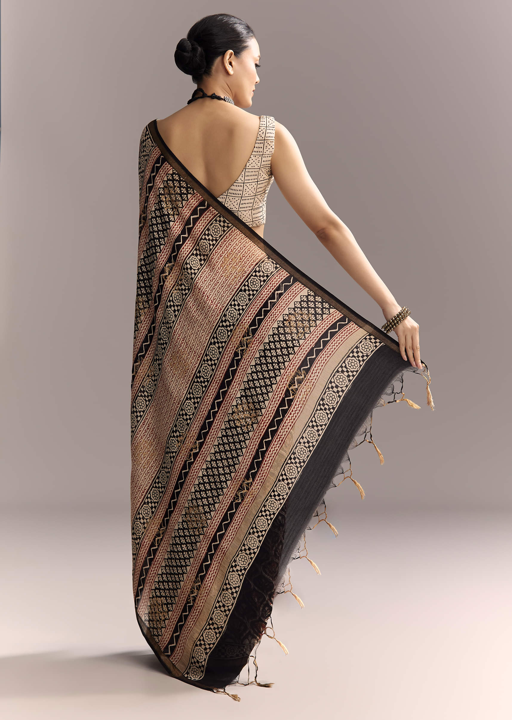 black-linen-saree-with-authentic-ajrakh-print-and-maroon-border-sg311978-4.jpg