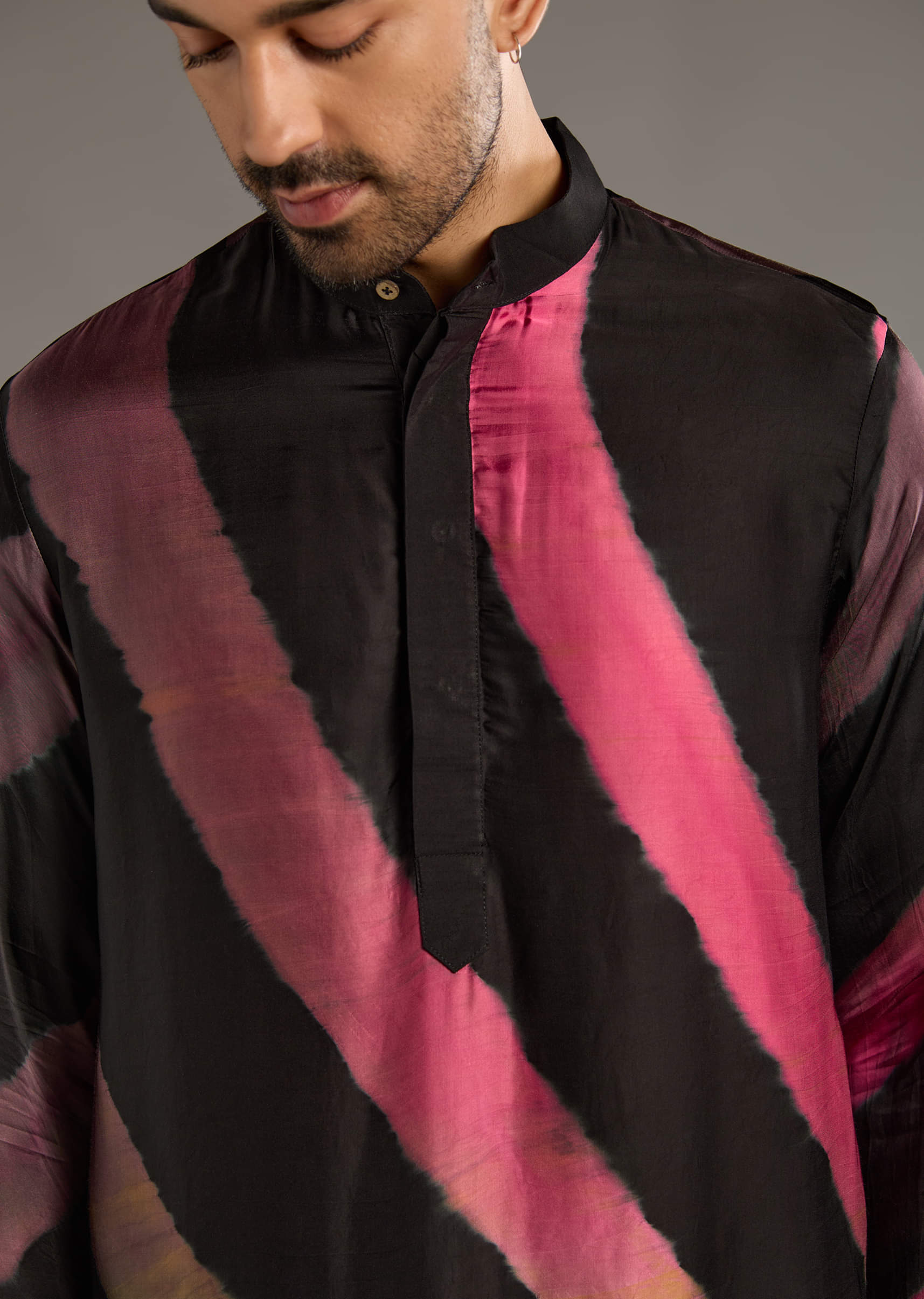 black-modal-kurta-set-for-men-with-hand-dyed-leheriya-print-sg349621-2.jpg