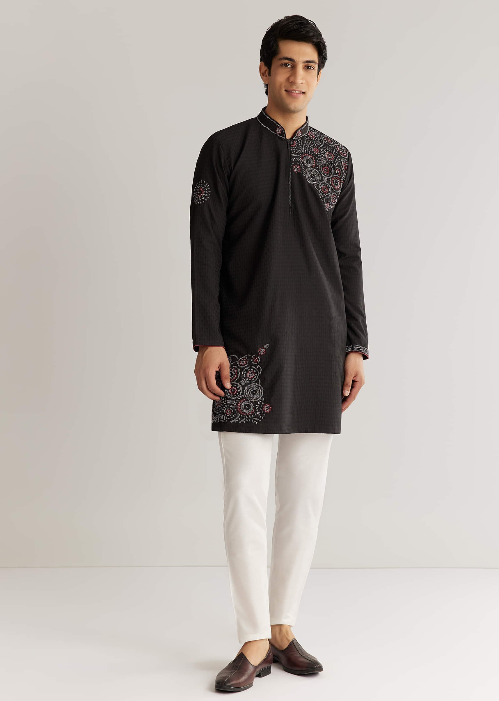 black-suiting-sequin-resham-threadwork-kurta-set-sg323680-5_6356fac9-d172-4f40-9f10-331ef09461ac.jpg