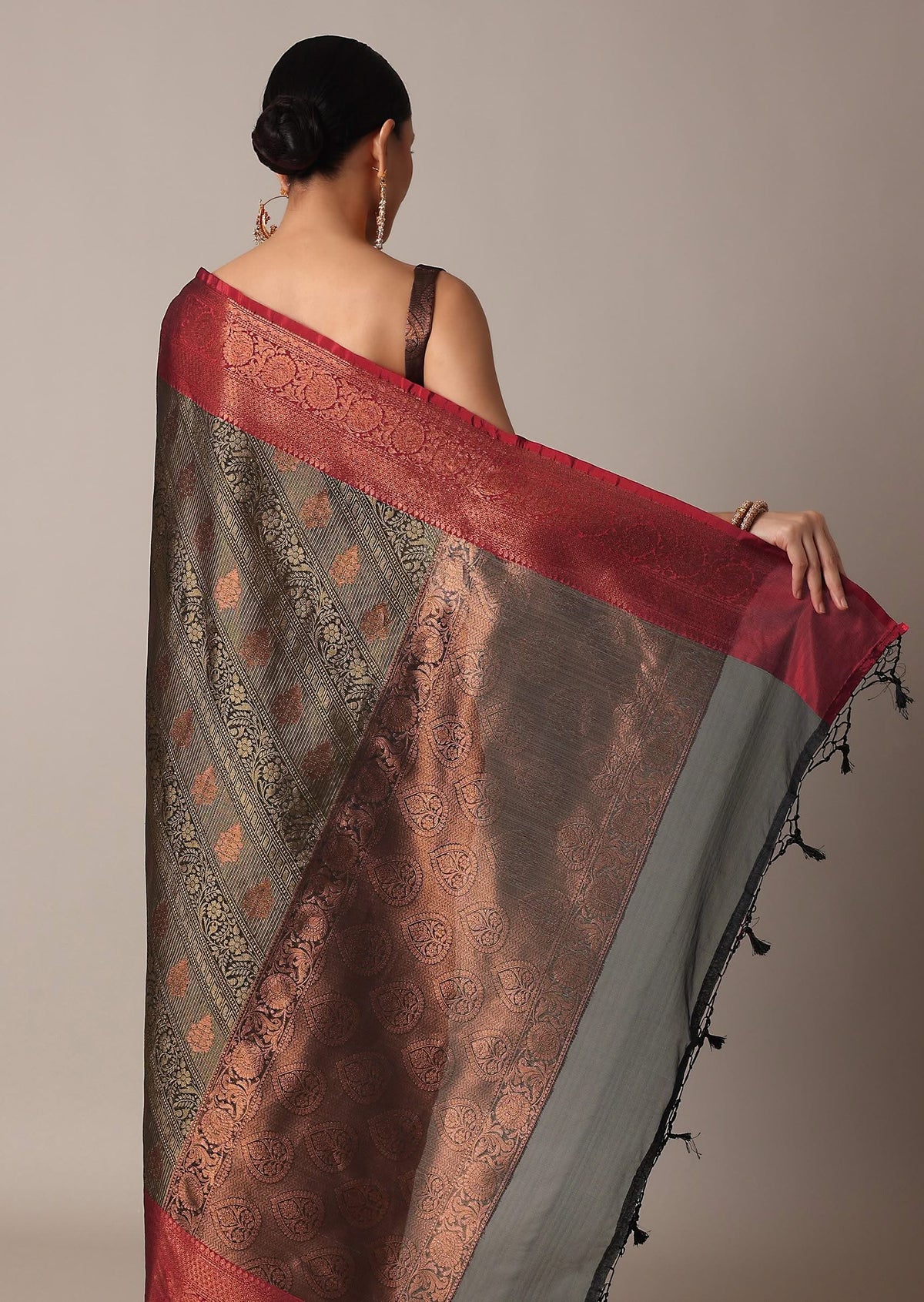 black_and_gold_banarasi_tunchui_silk_saree_with_unstitched_b-sg212914_3_21283860-4de6-4457-91a4-f09d4304ce8c.jpg