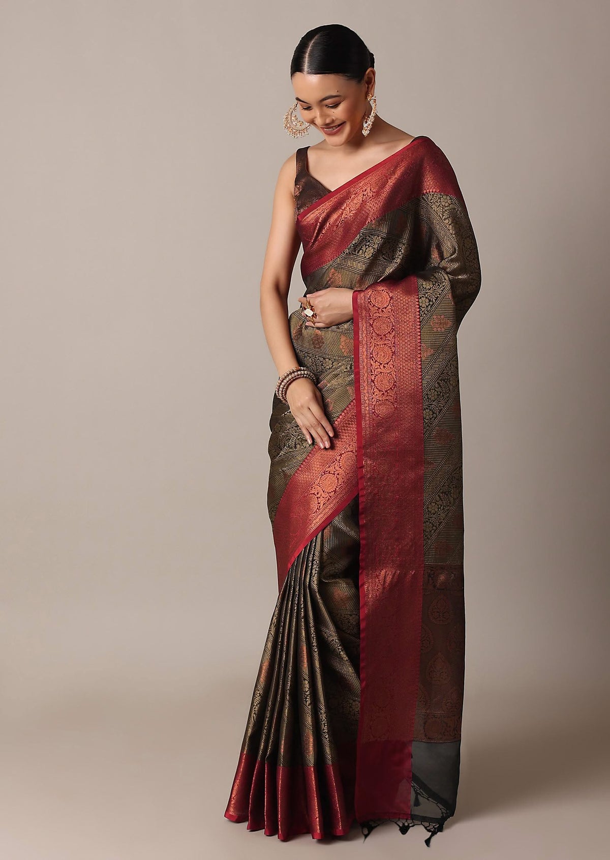 black_and_gold_banarasi_tunchui_silk_saree_with_unstitched_b-sg212914_7_0726ab89-8c03-4202-b61f-127305a6a82e.jpg