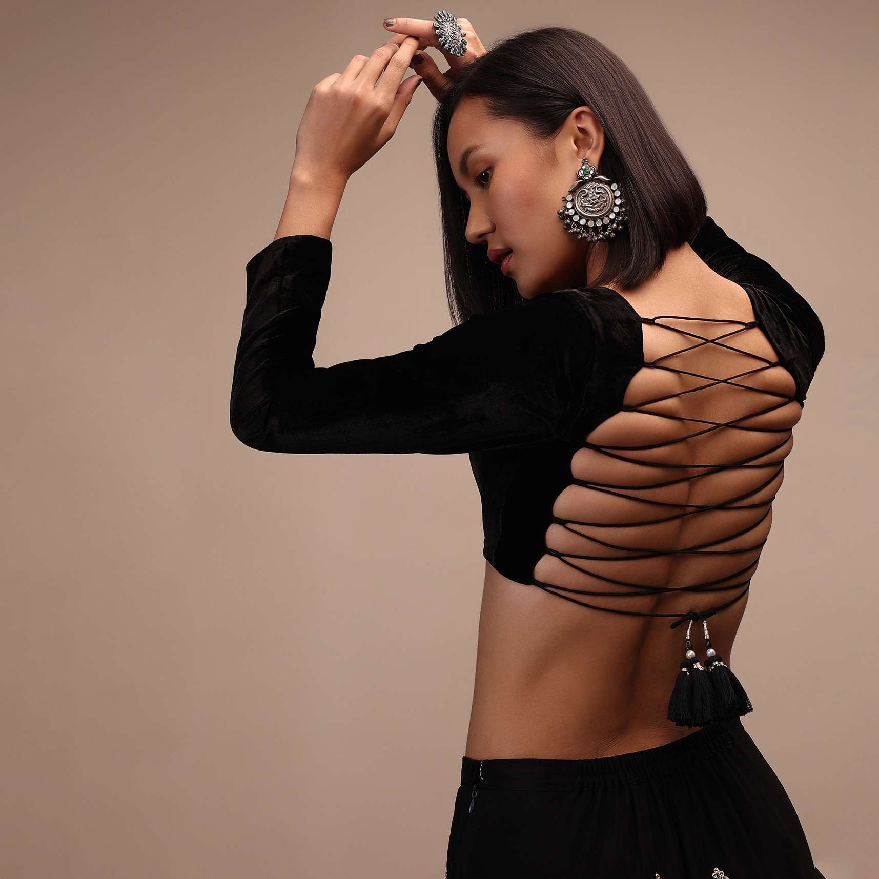 black_backless_blouse-m001blm566y-sg93783_3_392d9b57-f8f7-4aa2-a71e-502355c739c1.jpg